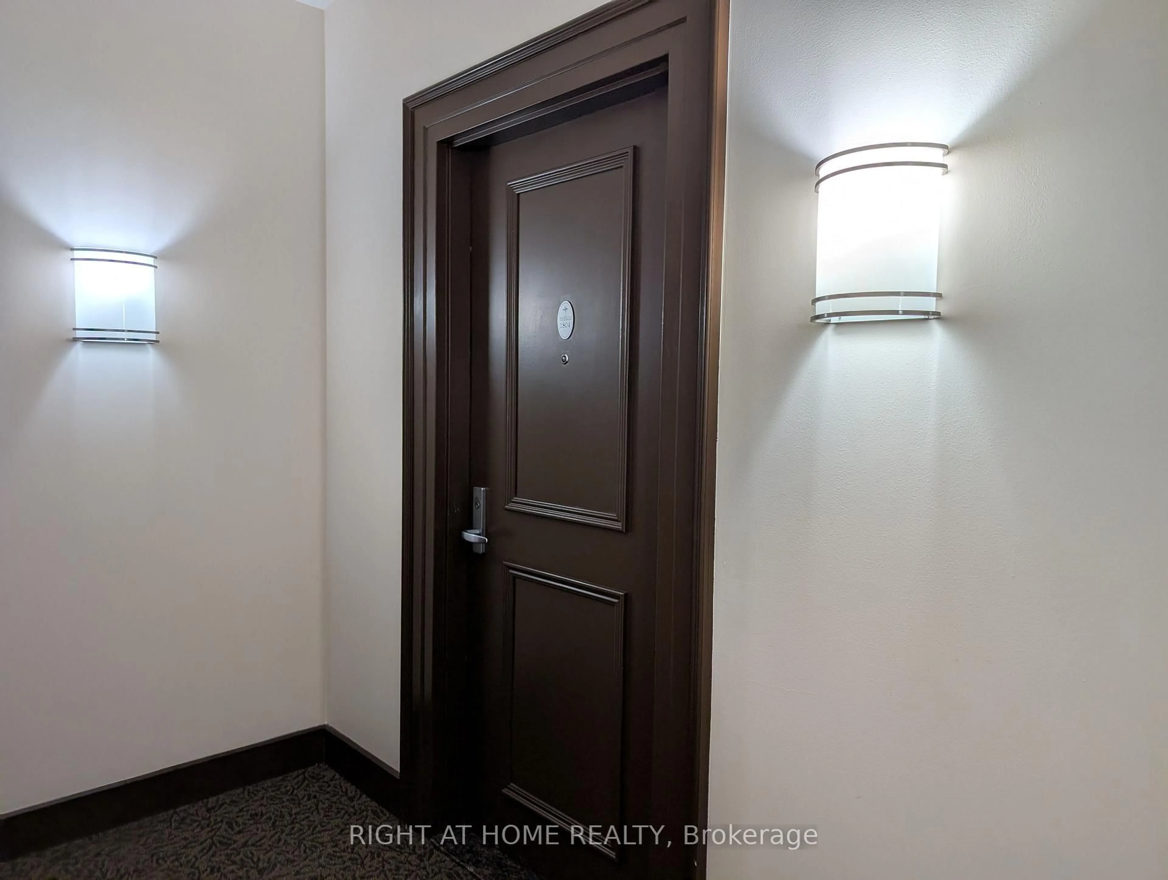 Indoor entryway for 70 Landry St #1804, Ottawa Ontario K1L 0A8