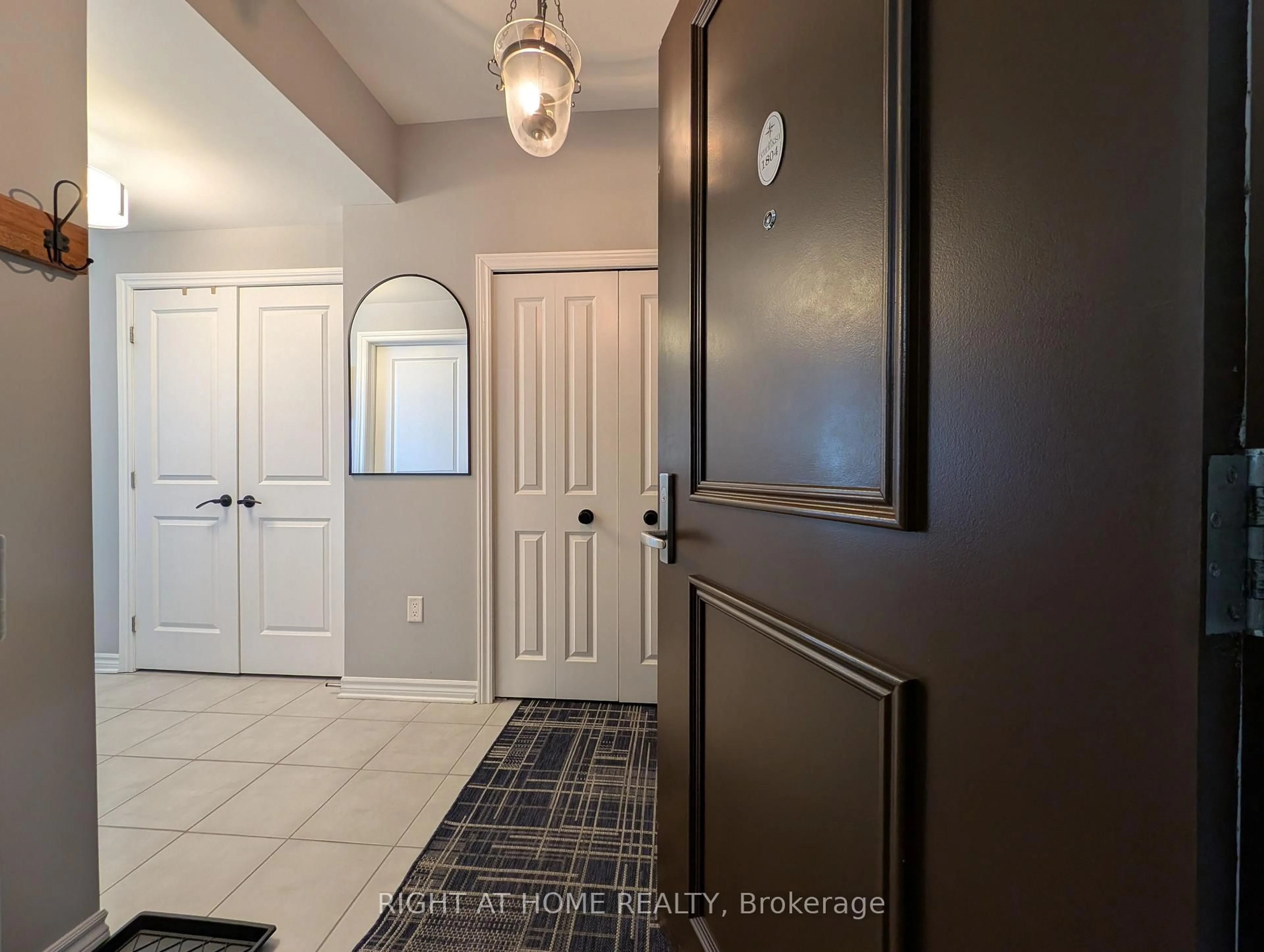 Indoor entryway for 70 Landry St #1804, Ottawa Ontario K1L 0A8