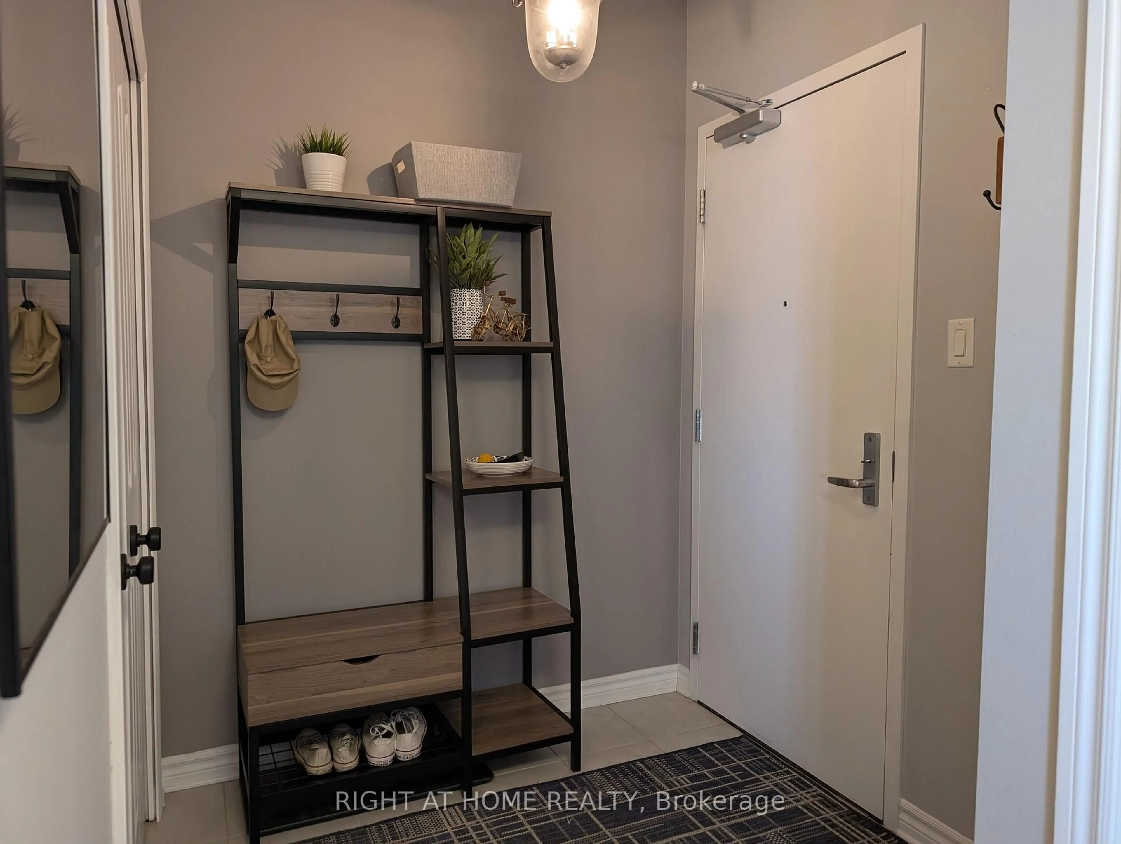 Indoor entryway for 70 Landry St #1804, Ottawa Ontario K1L 0A8