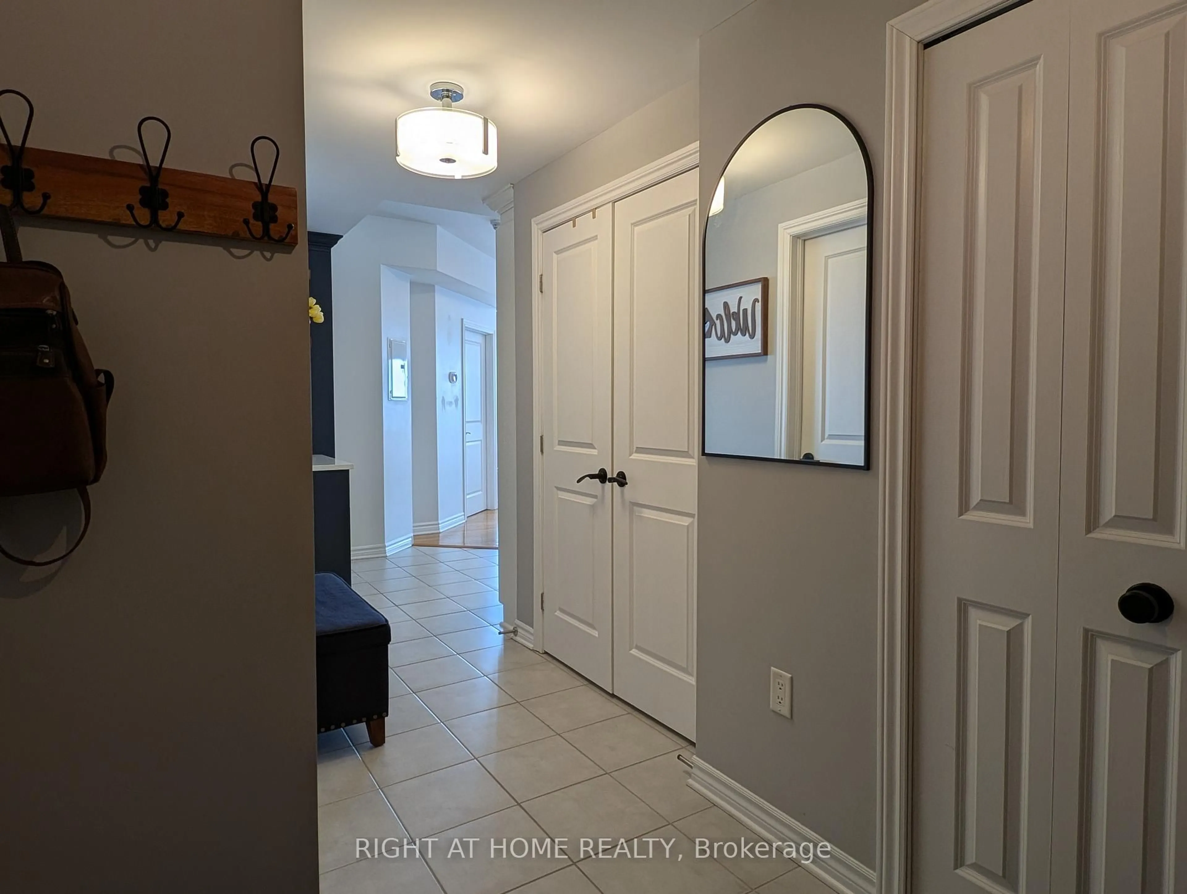 Indoor entryway for 70 Landry St #1804, Ottawa Ontario K1L 0A8