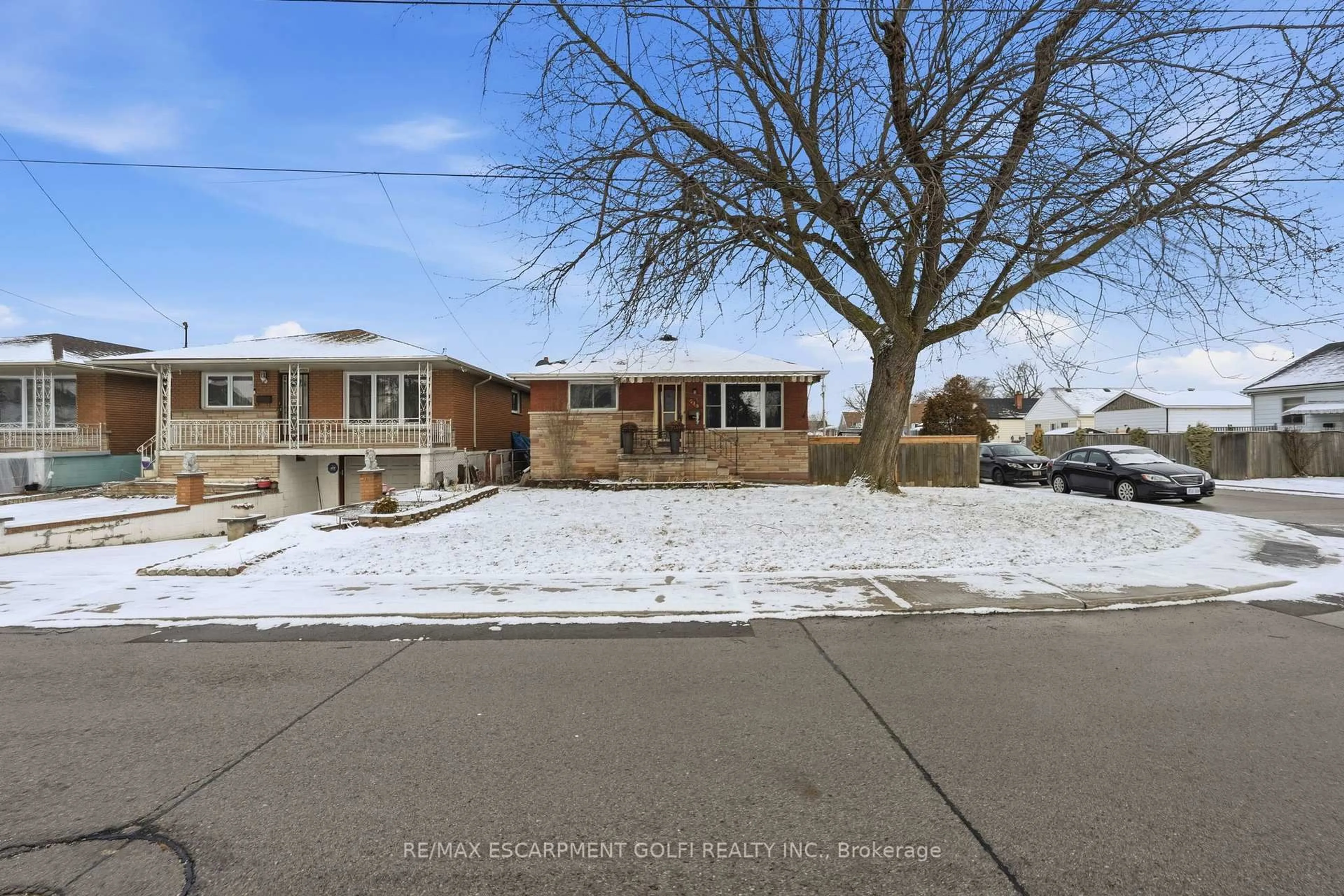 A pic from outside/outdoor area/front of a property/back of a property/a pic from drone, street for 319 Vansitmart Ave, Hamilton Ontario L8H 3B5