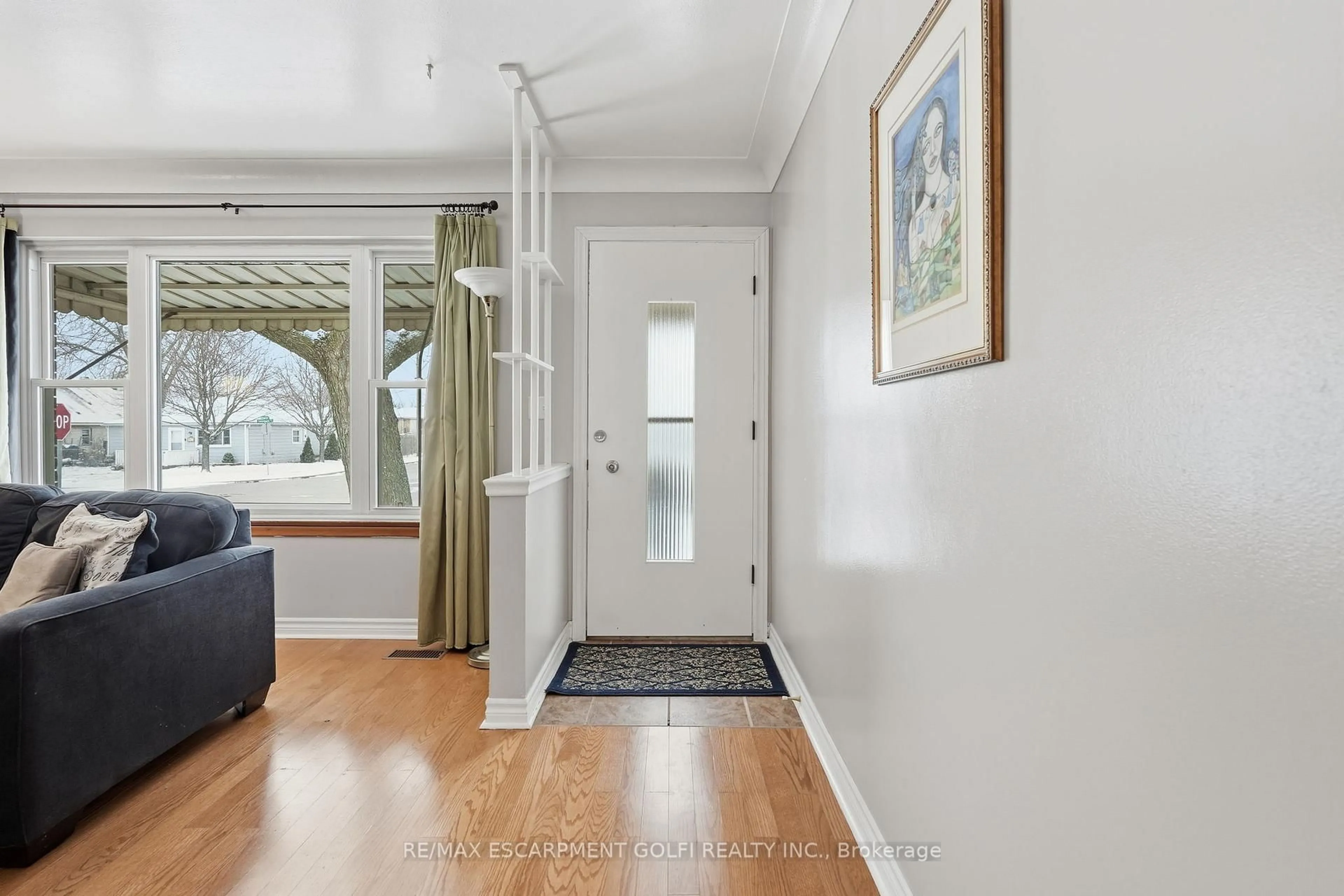 Indoor entryway for 319 Vansitmart Ave, Hamilton Ontario L8H 3B5