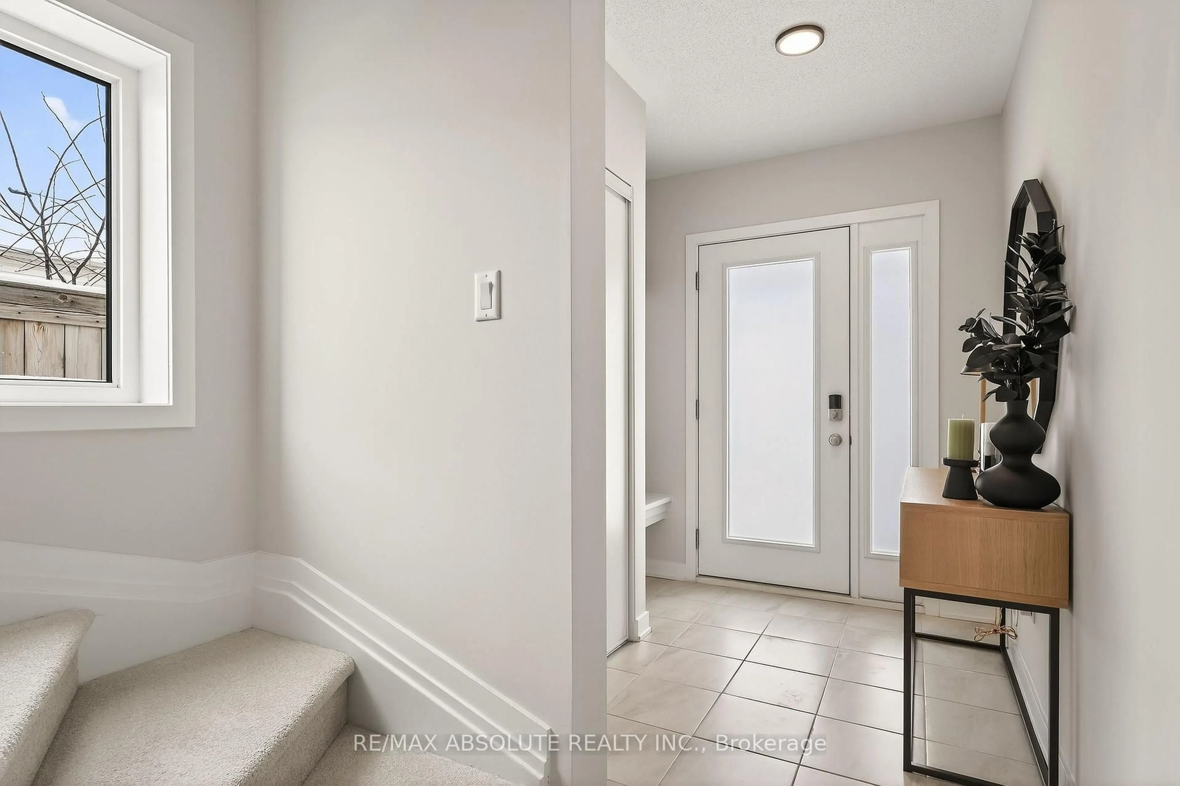 Indoor entryway for 790 Kinstead Private, Ottawa Ontario K2S 3B3
