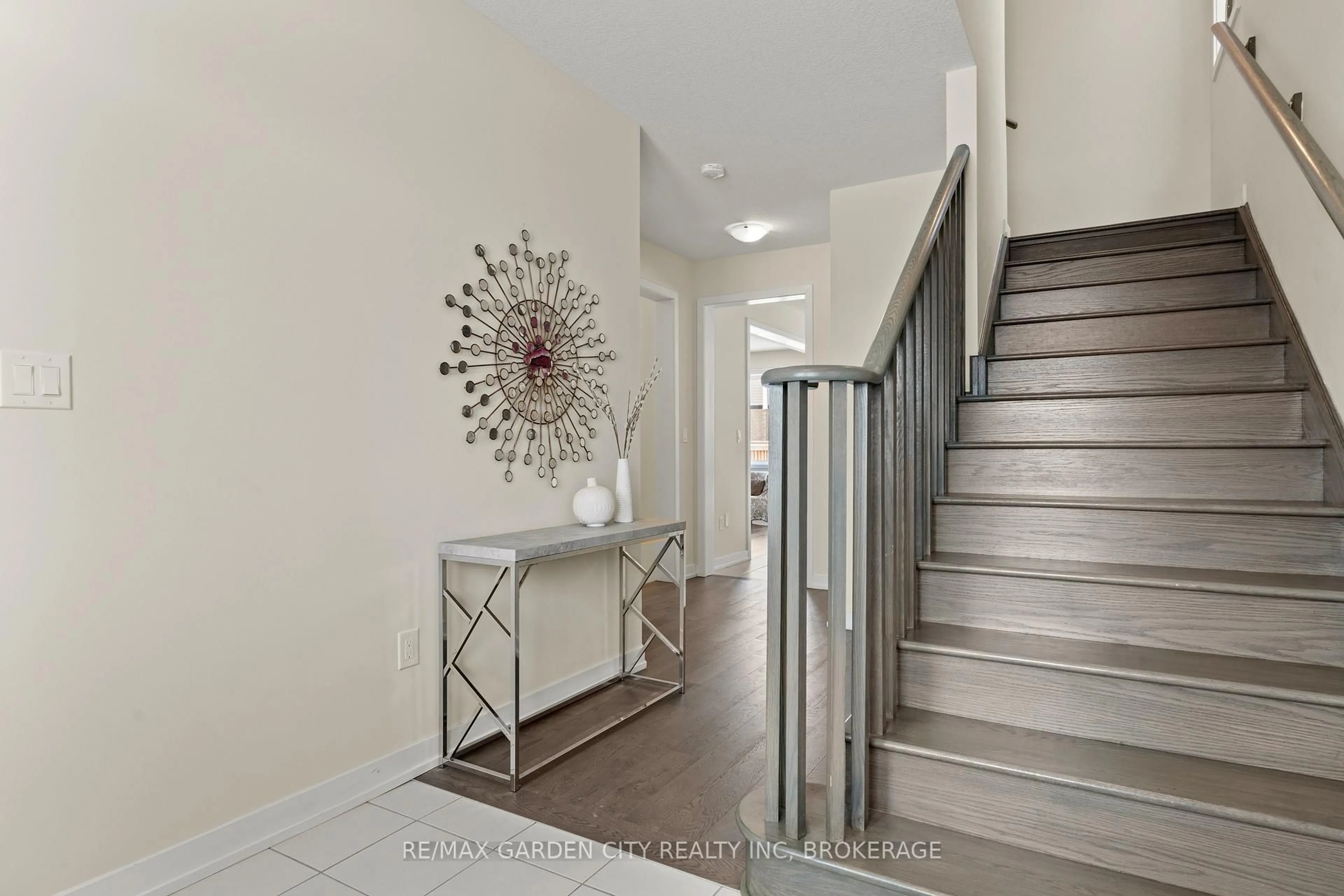 Indoor entryway for 141 Higgins Ave, Thorold Ontario L3B 5N5