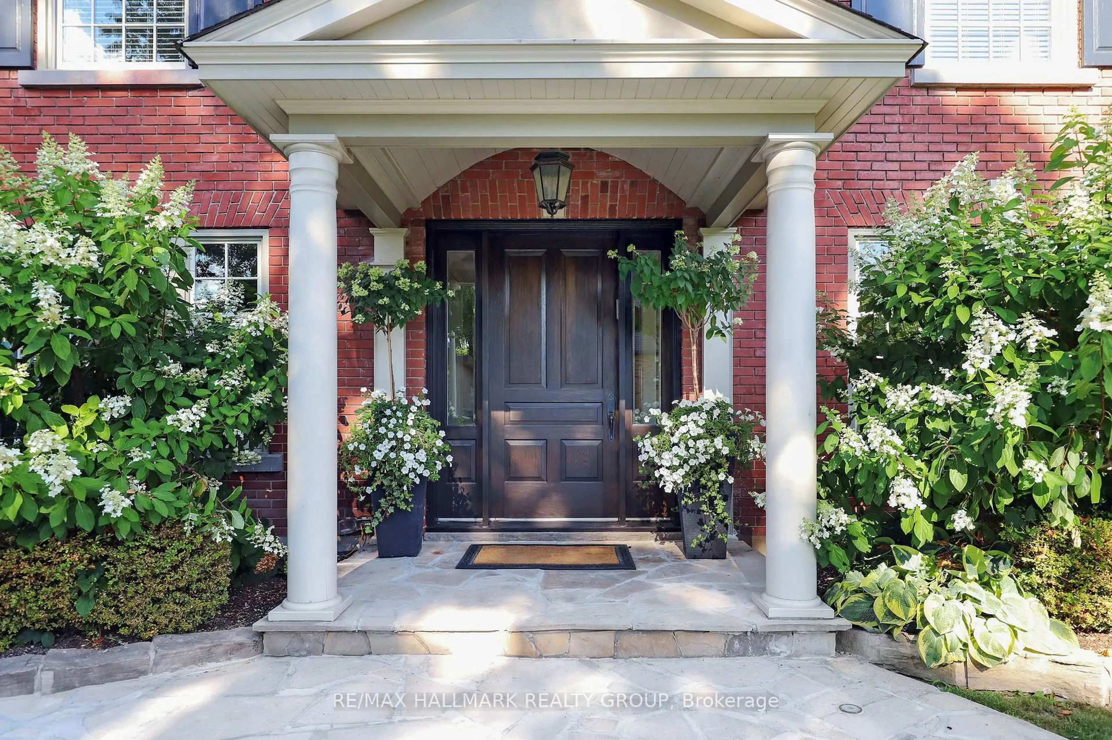 Indoor entryway for 525 Piccadilly Ave, Ottawa Ontario K1Y 0H7