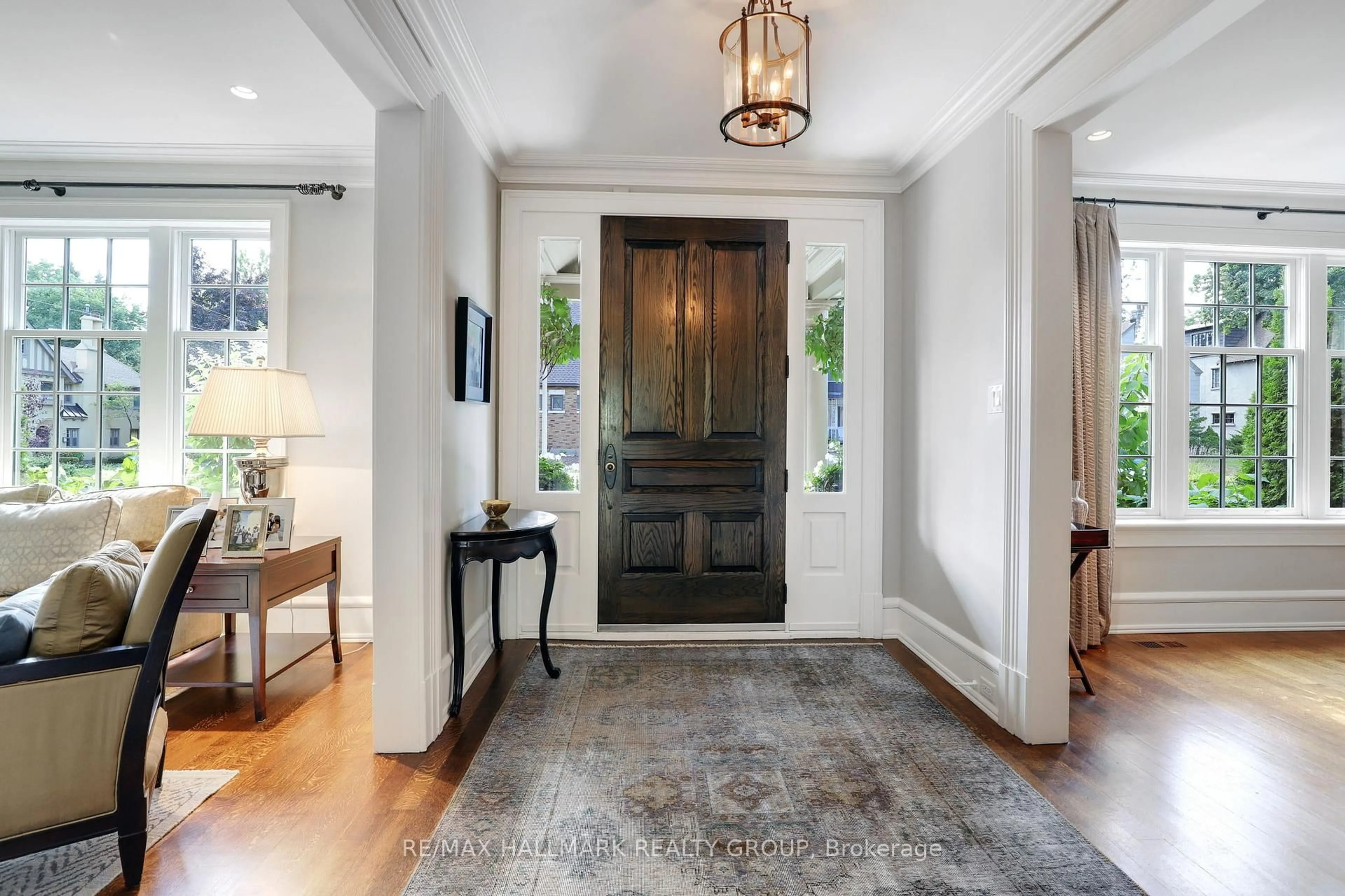 Indoor entryway for 525 Piccadilly Ave, Ottawa Ontario K1Y 0H7