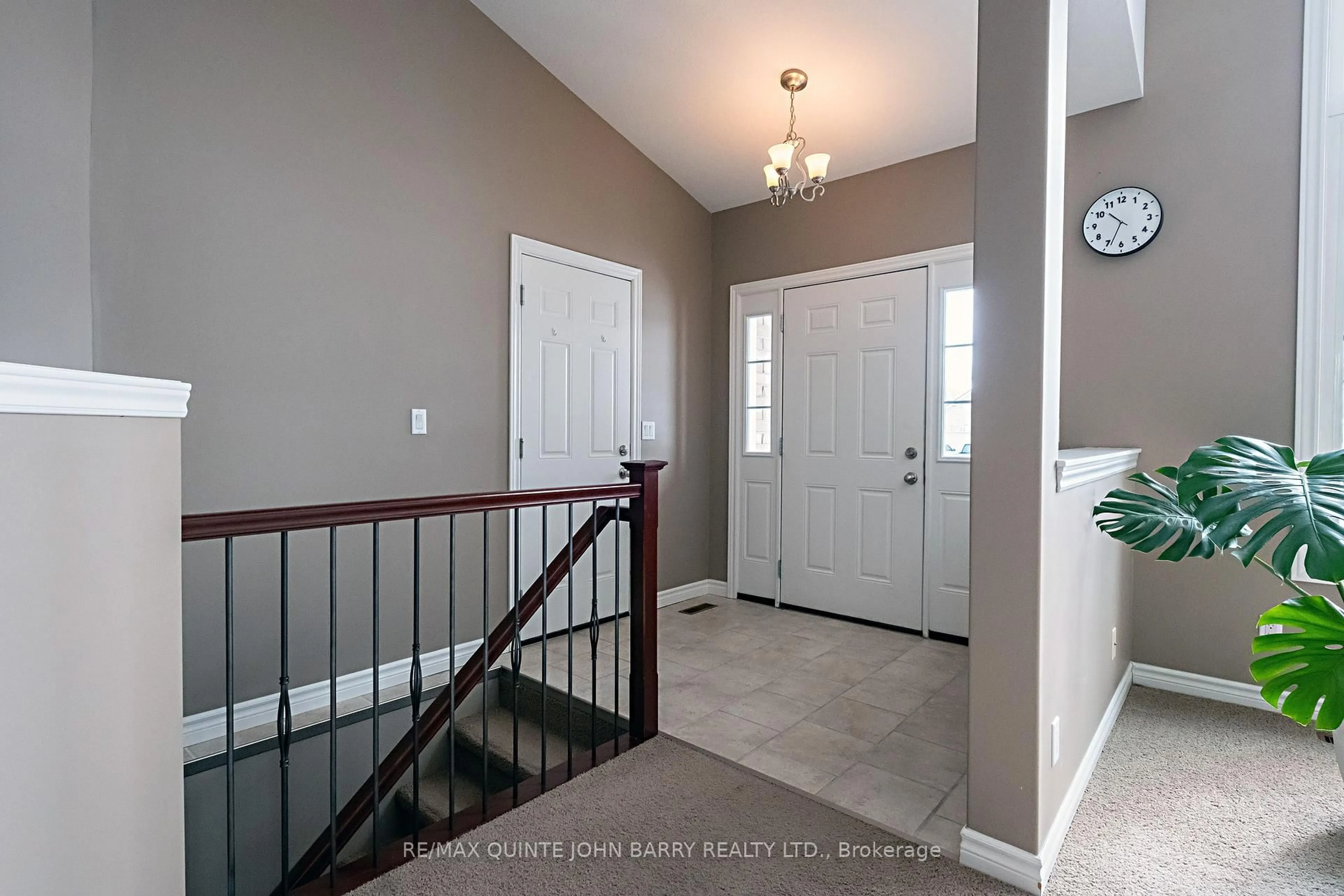 Indoor entryway for 105 Parkview Hts, Quinte West Ontario K8V 0A2