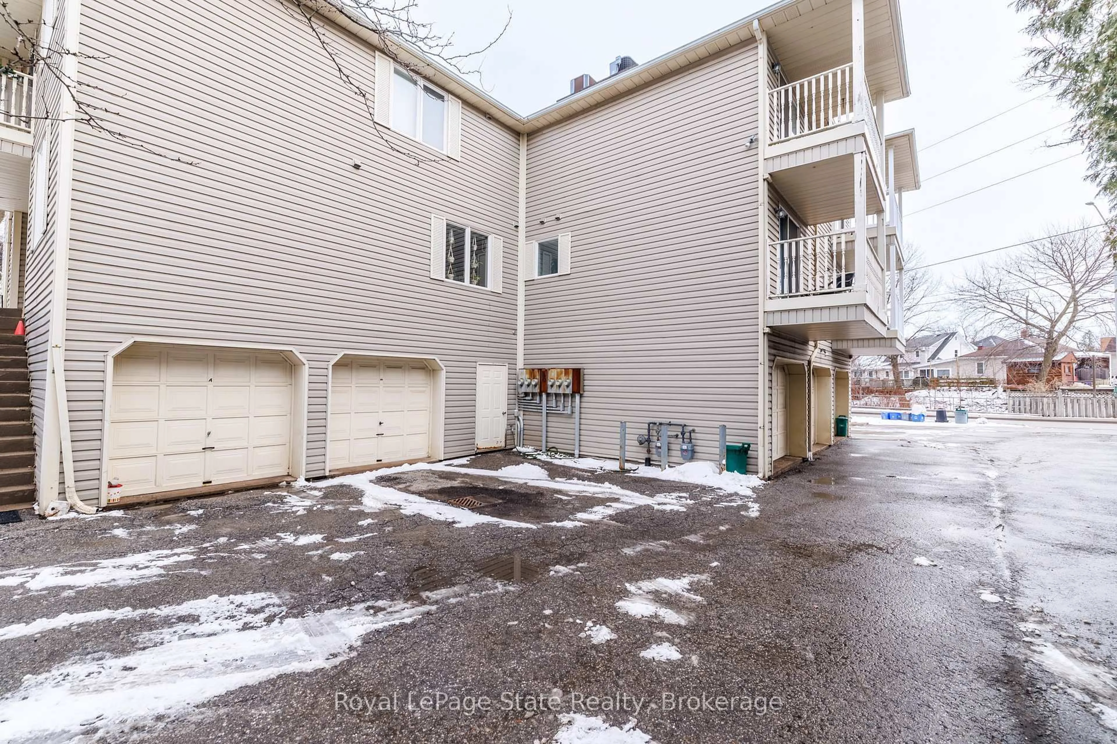 Patio, street for 4245 Queen St #1, Lincoln Ontario L3J 2G2