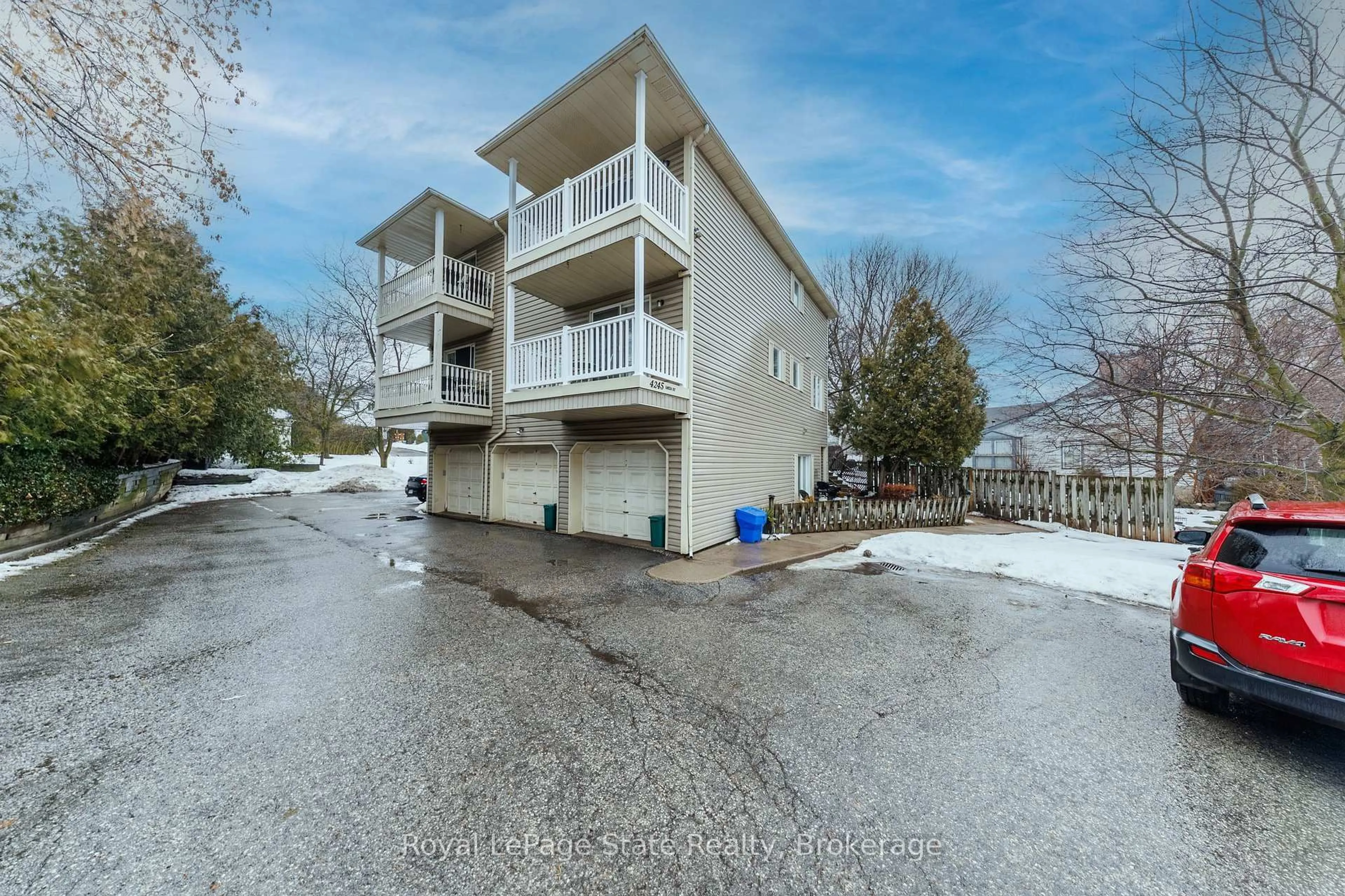 A pic from outside/outdoor area/front of a property/back of a property/a pic from drone, street for 4245 Queen St #1, Lincoln Ontario L3J 2G2