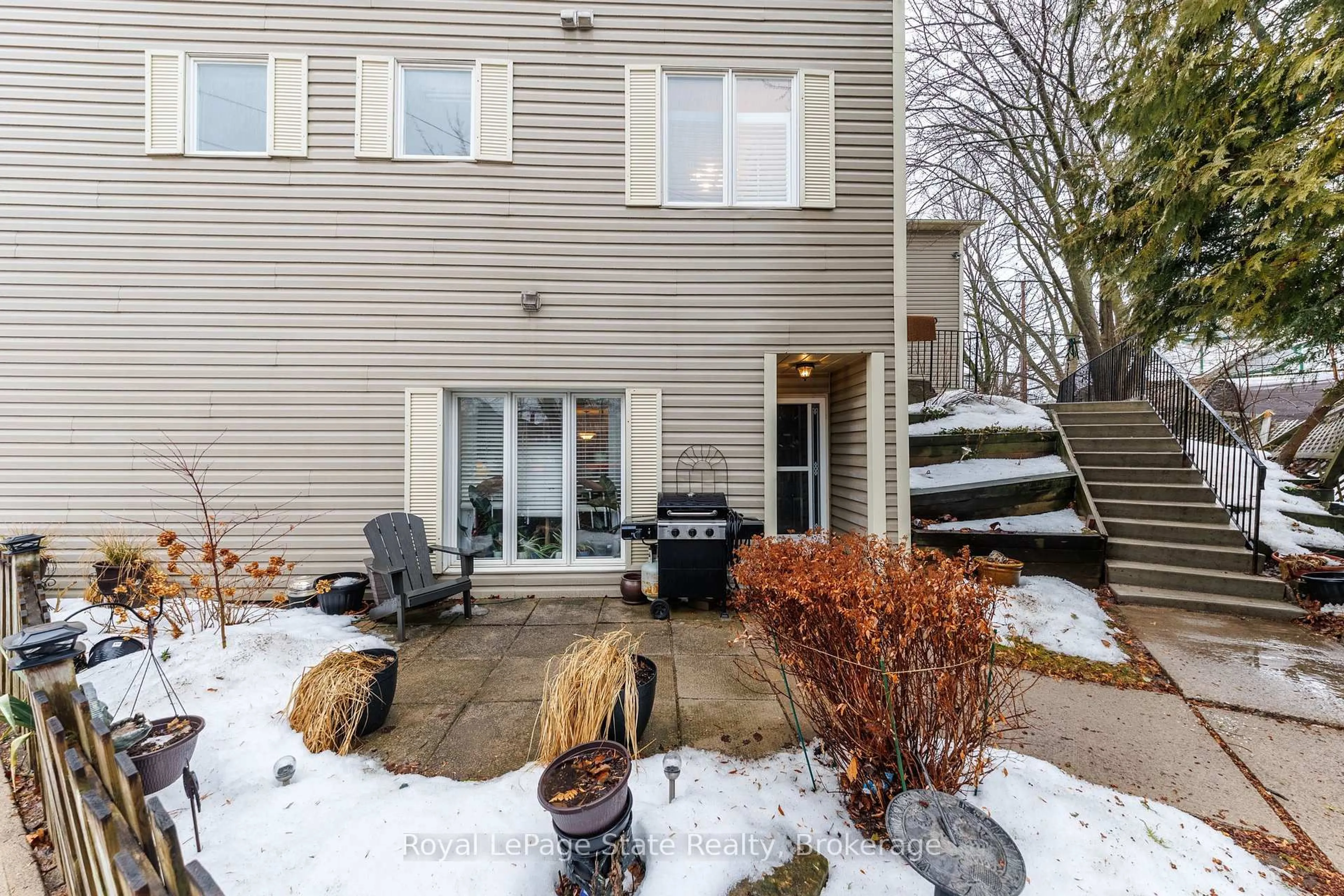 Patio, street for 4245 Queen St #1, Lincoln Ontario L3J 2G2