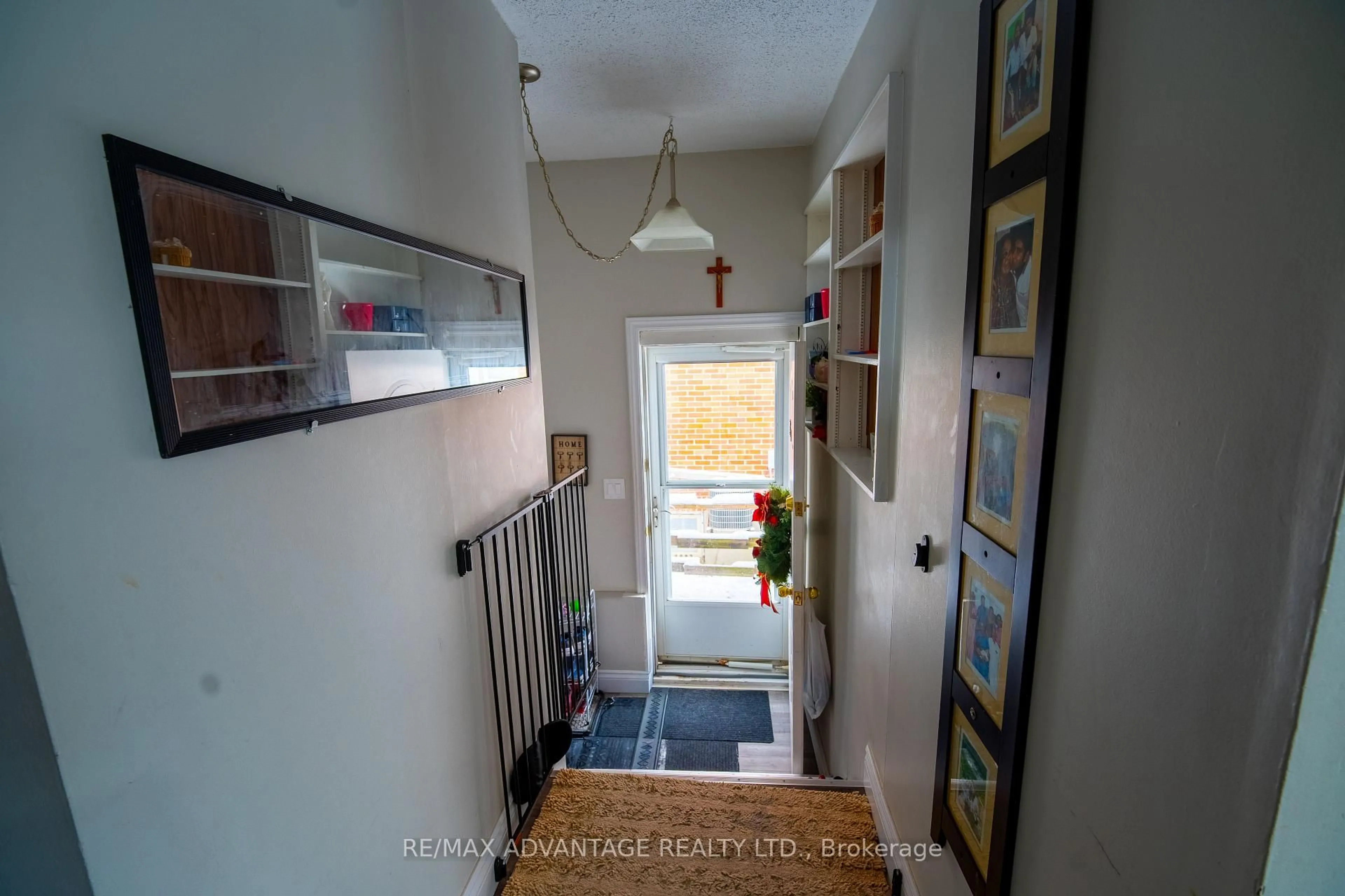 Indoor foyer for 46 Forest Rd, Cambridge Ontario N1S 3B5