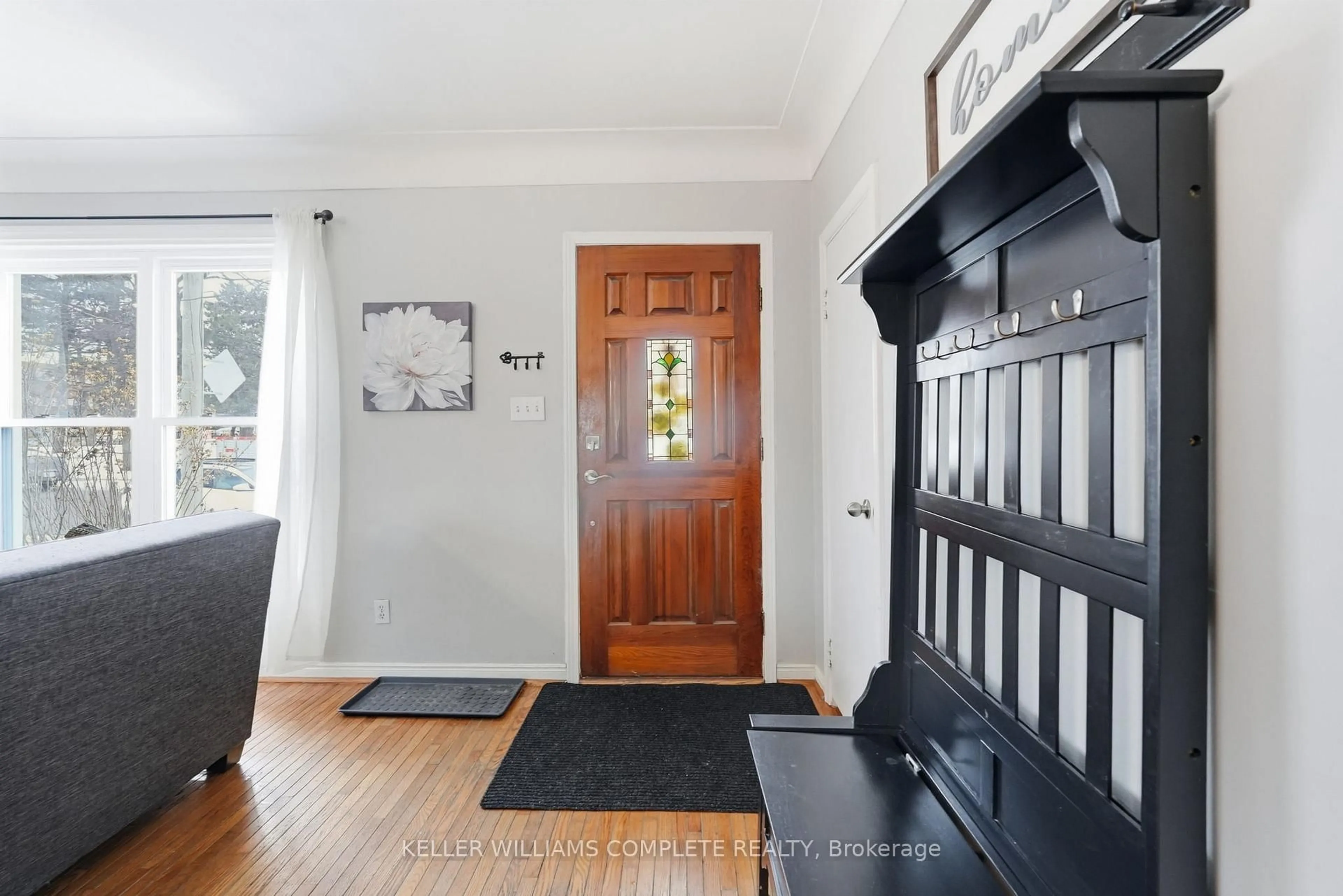 Indoor entryway for 20 East 18th St, Hamilton Ontario L9A 4N7