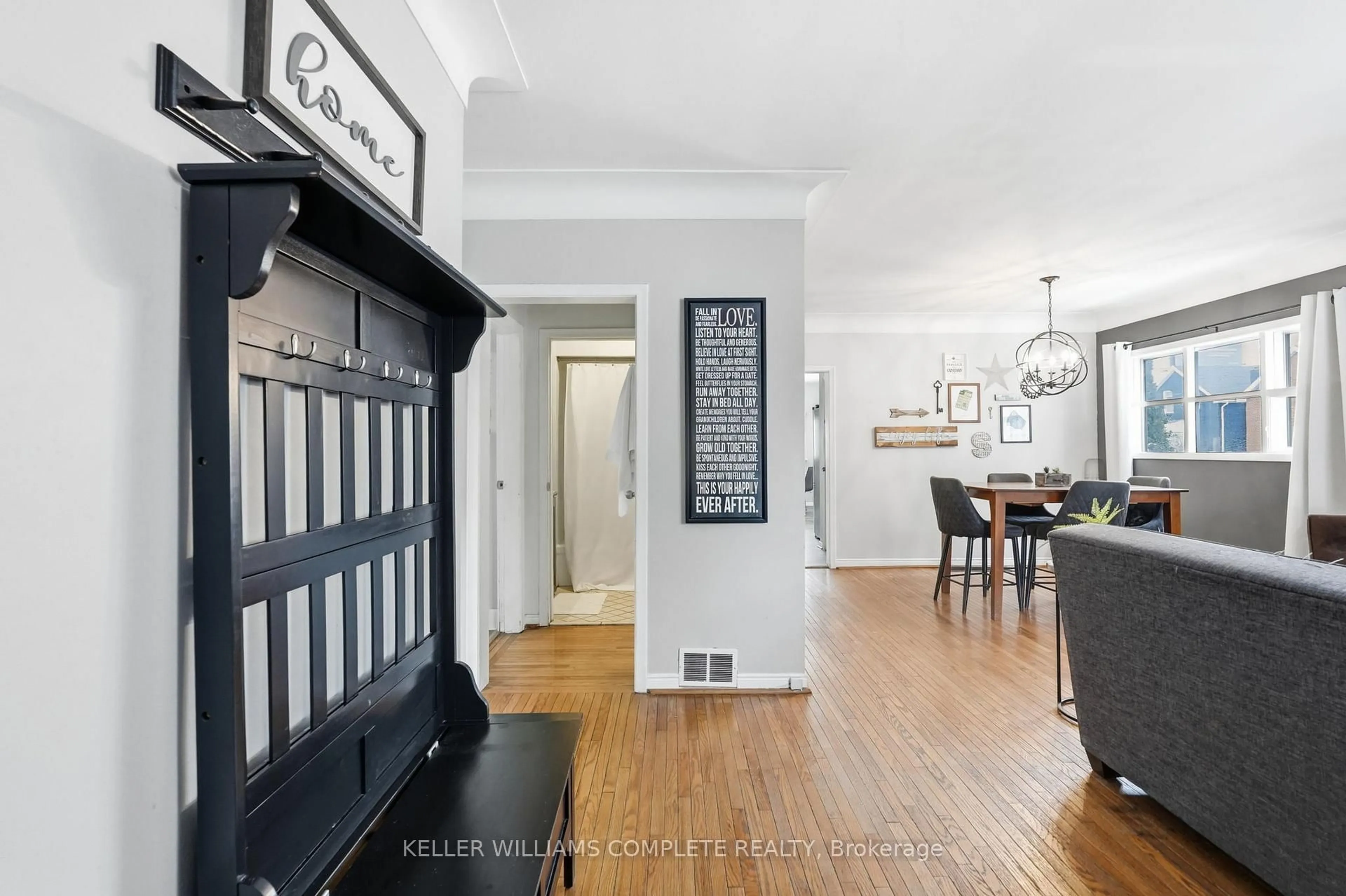 Indoor entryway for 20 East 18th St, Hamilton Ontario L9A 4N7