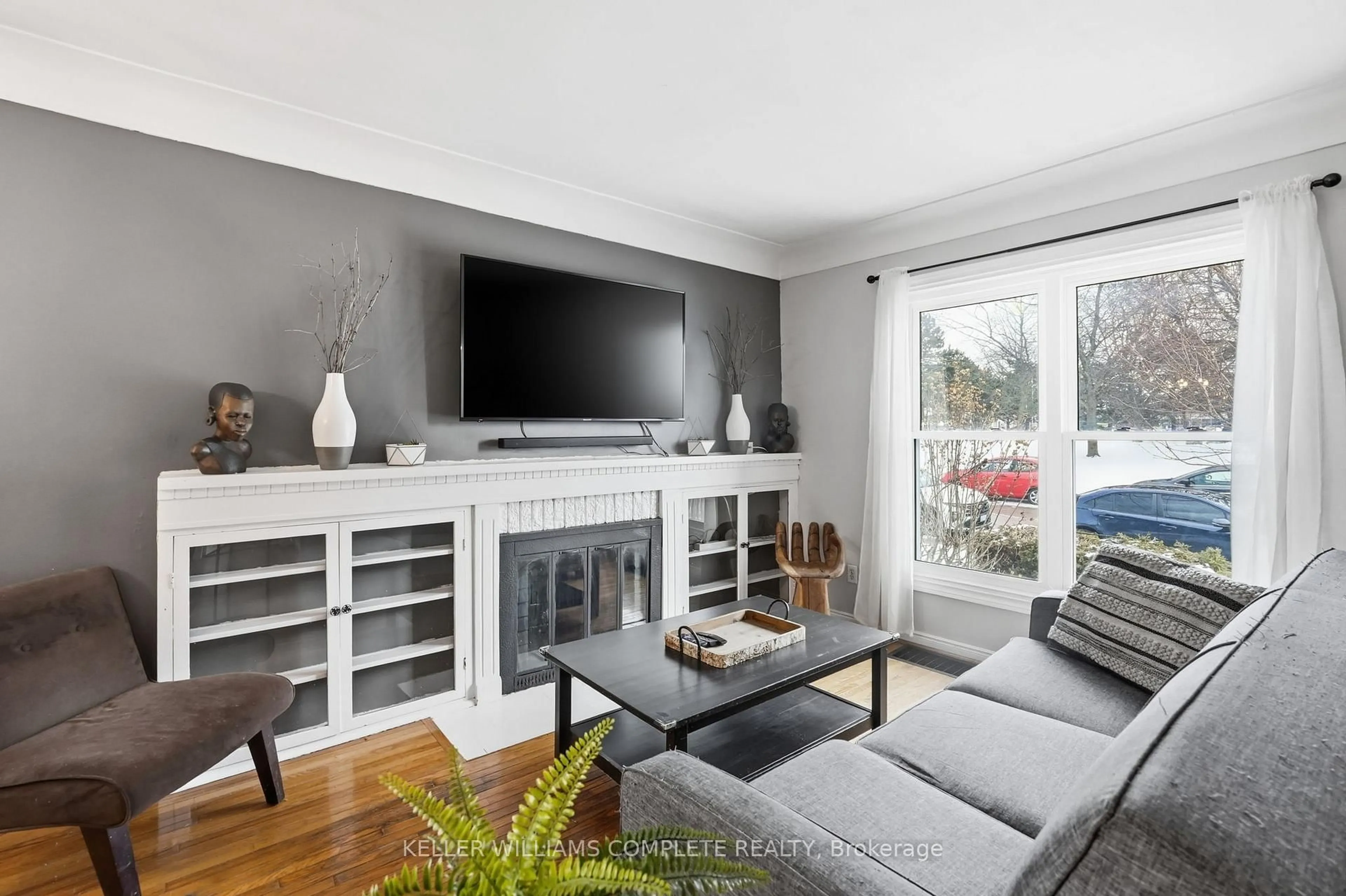 Living room with furniture, unknown for 20 East 18th St, Hamilton Ontario L9A 4N7