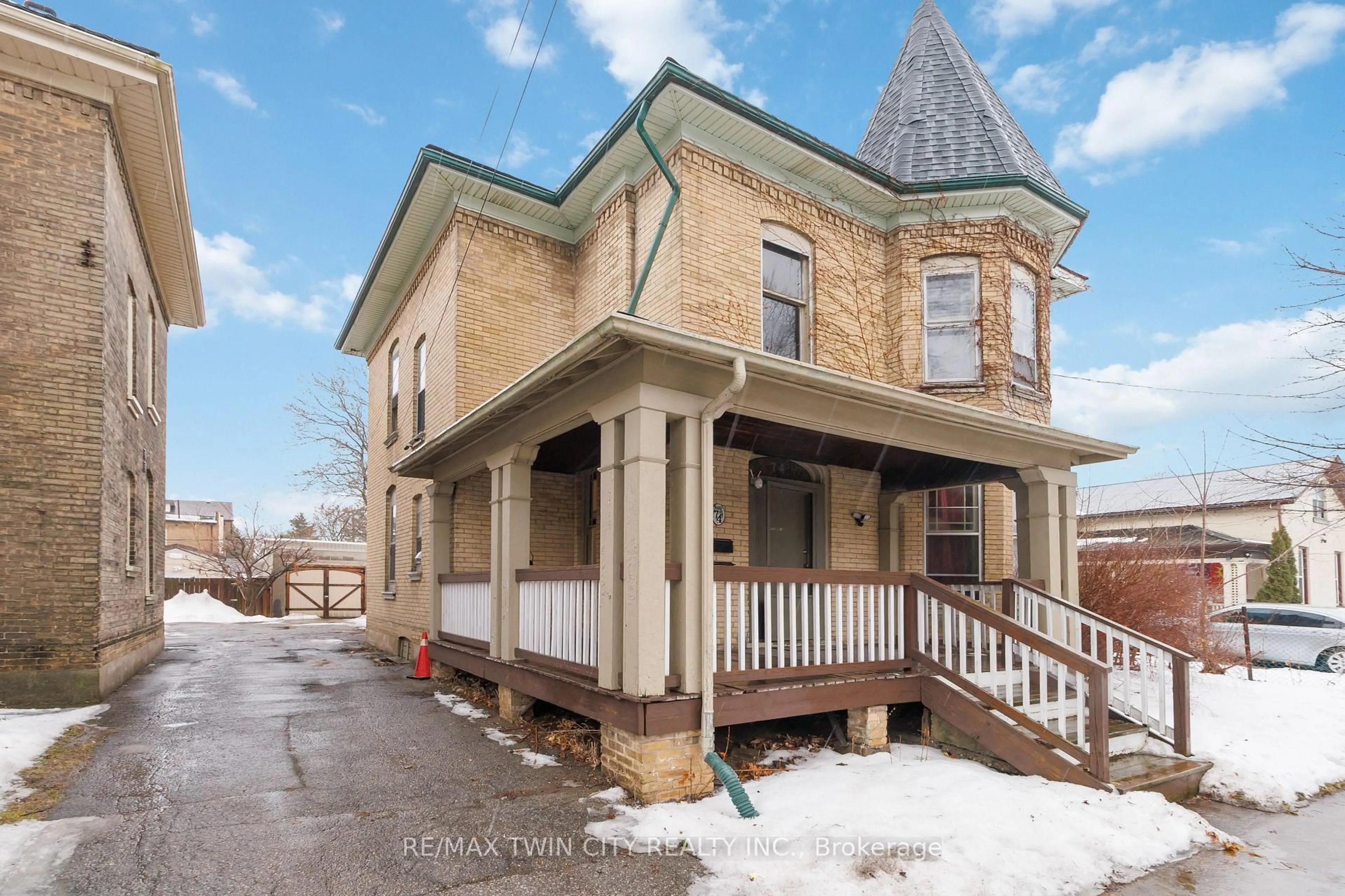 Home with brick exterior material, building for 74 PEARL St, Brant Ontario N3T 3N7