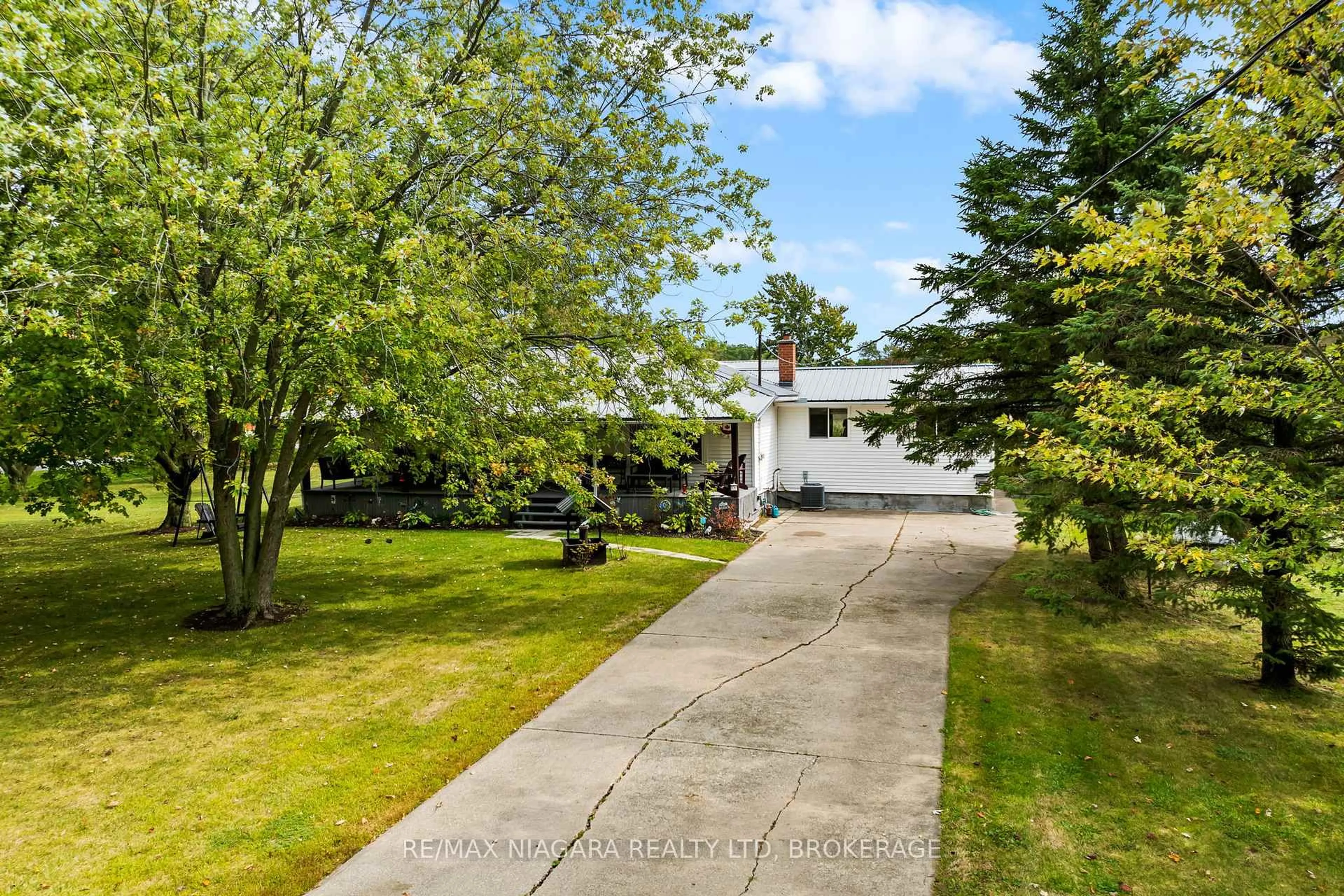 A pic from outside/outdoor area/front of a property/back of a property/a pic from drone, street for 1791 Beamer Rd, West Lincoln Ontario L0R 1Y0