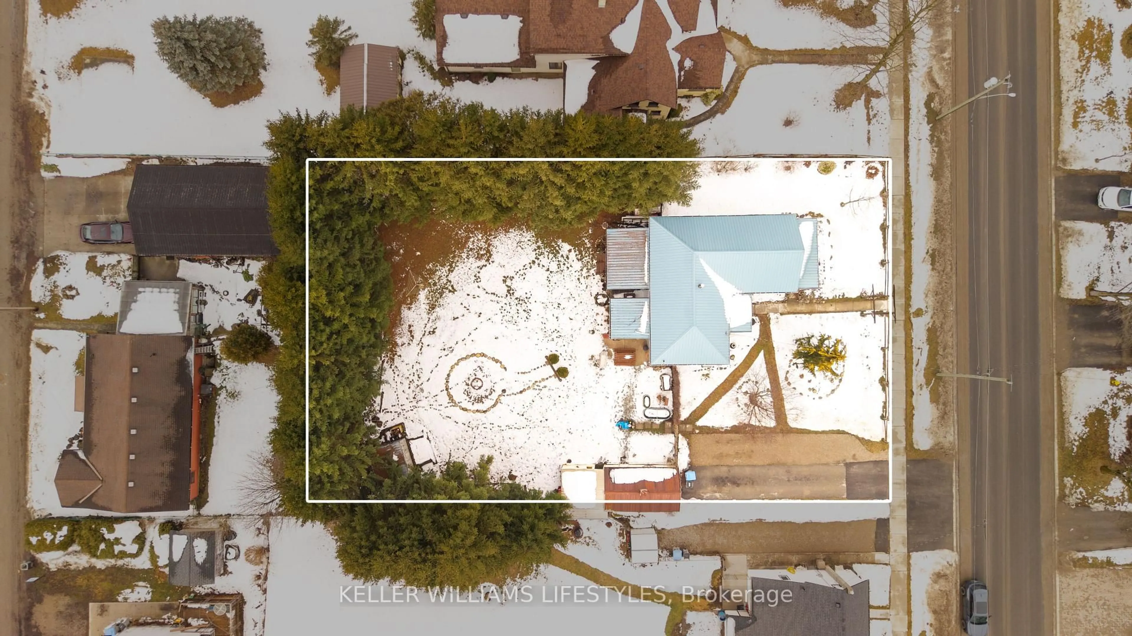 A pic from outside/outdoor area/front of a property/back of a property/a pic from drone, street for 26 Arthur St, Strathroy-Caradoc Ontario N7G 2H1