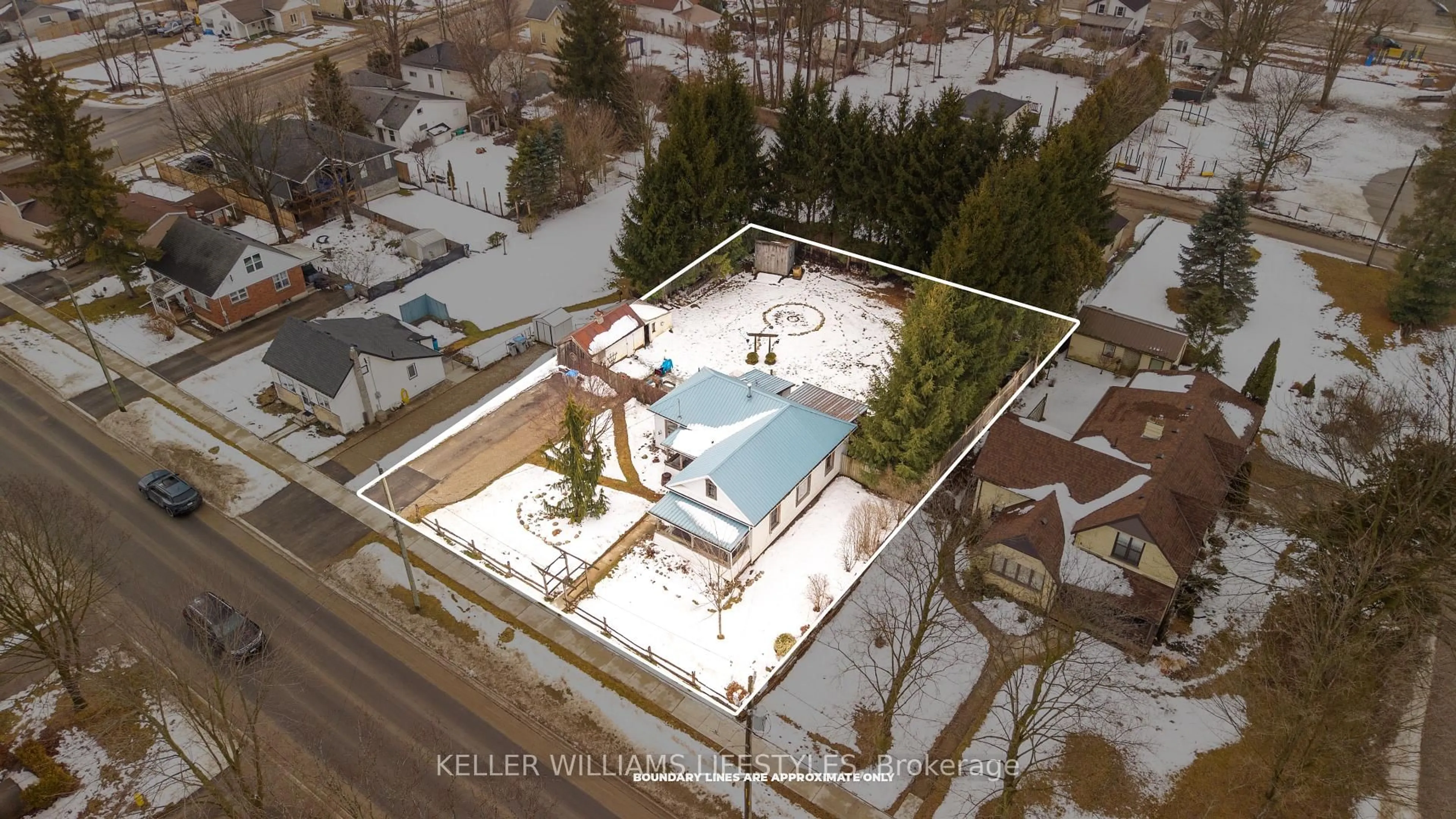 A pic from outside/outdoor area/front of a property/back of a property/a pic from drone, building for 26 Arthur St, Strathroy-Caradoc Ontario N7G 2H1