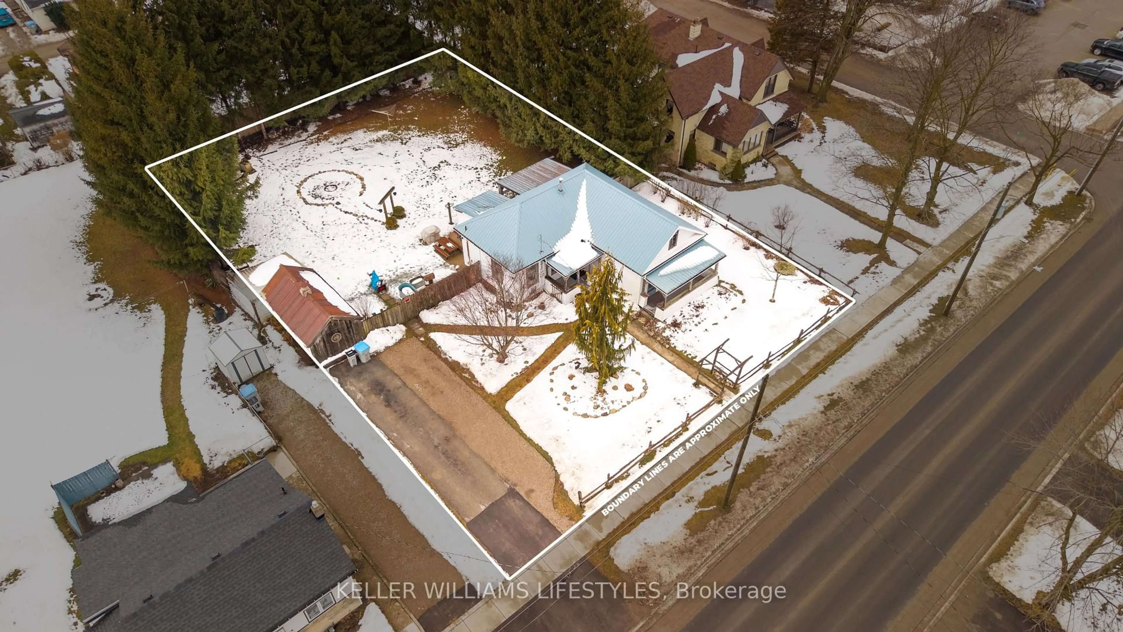 A pic from outside/outdoor area/front of a property/back of a property/a pic from drone, city buildings view from balcony for 26 Arthur St, Strathroy-Caradoc Ontario N7G 2H1