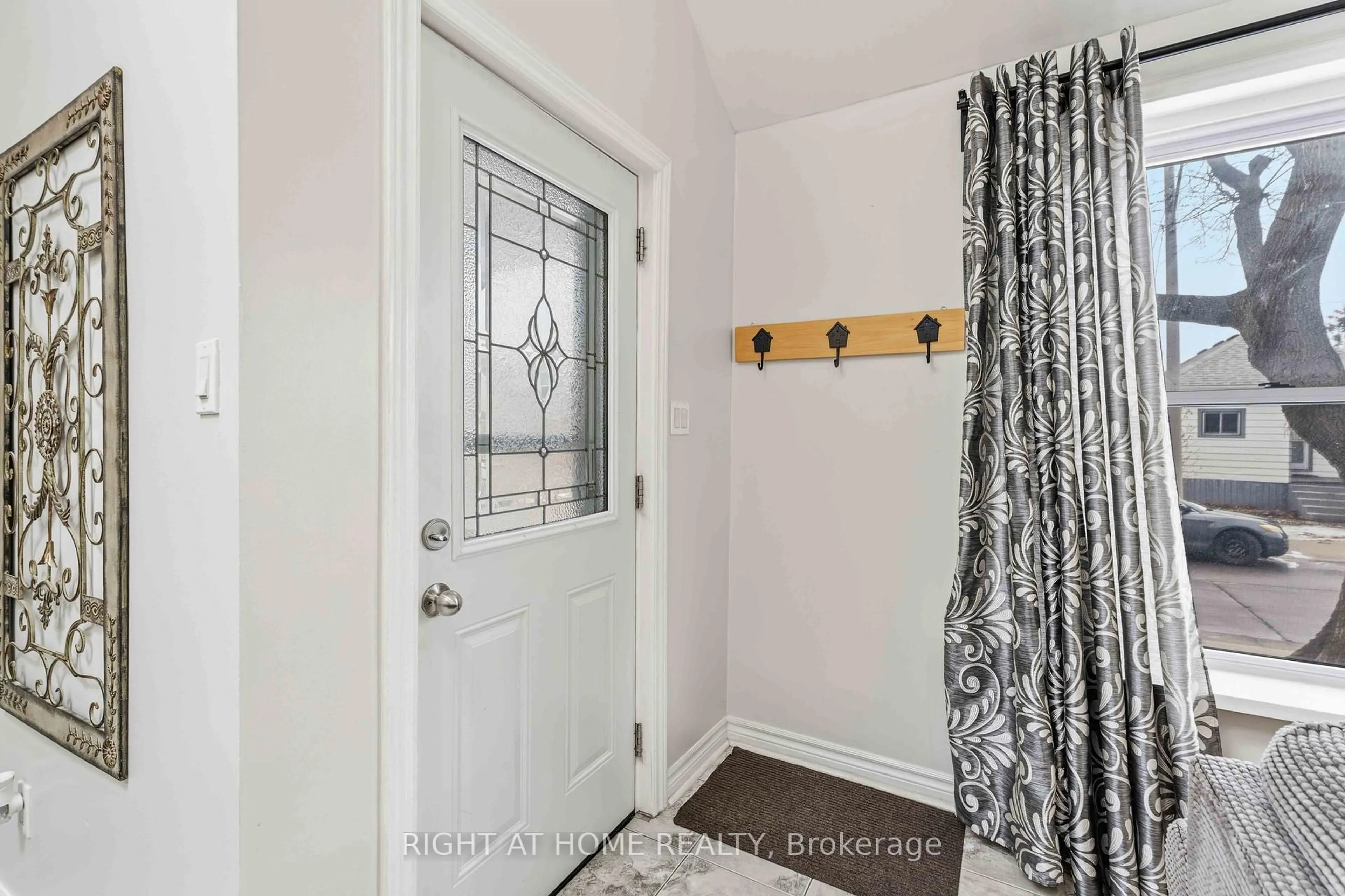 Indoor entryway for 74 Province St, Hamilton Ontario L8H 4H6