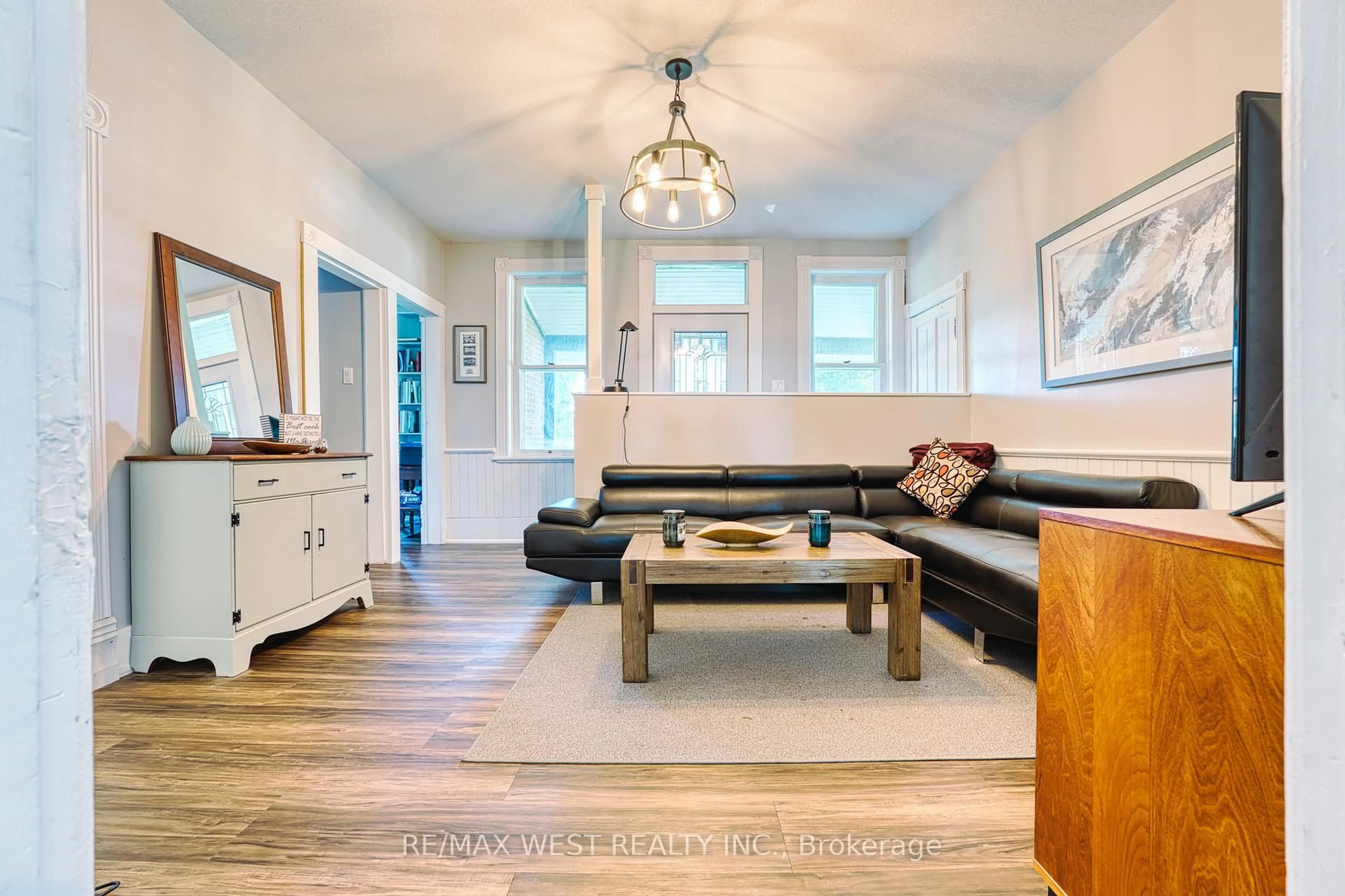 Living room with furniture, wood/laminate floor for 3030 Patrick St, Howick Ontario N0G 1V0