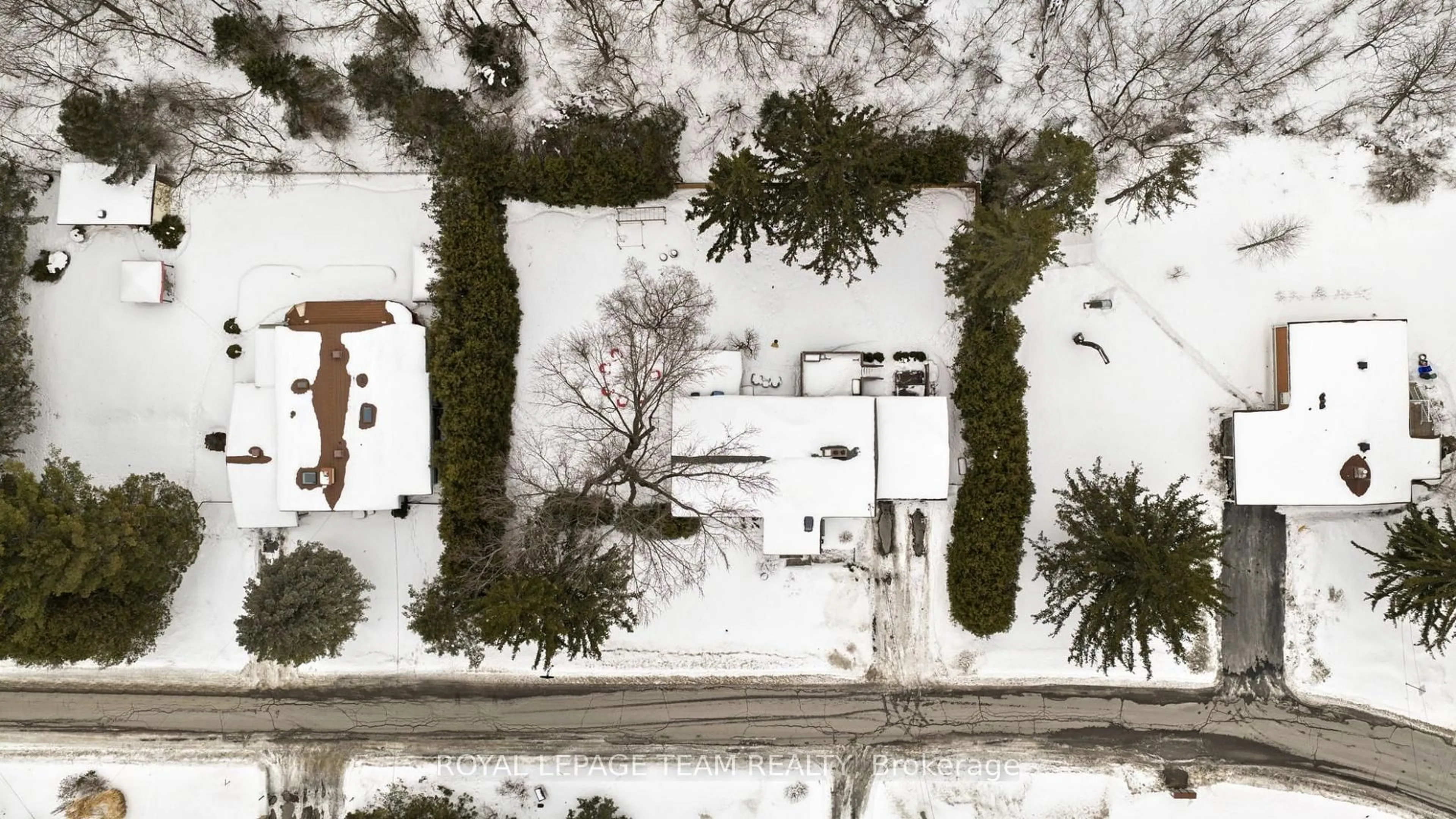 A pic from outside/outdoor area/front of a property/back of a property/a pic from drone, street for 28 Maplehill Way, Ottawa Ontario K2C 3H1