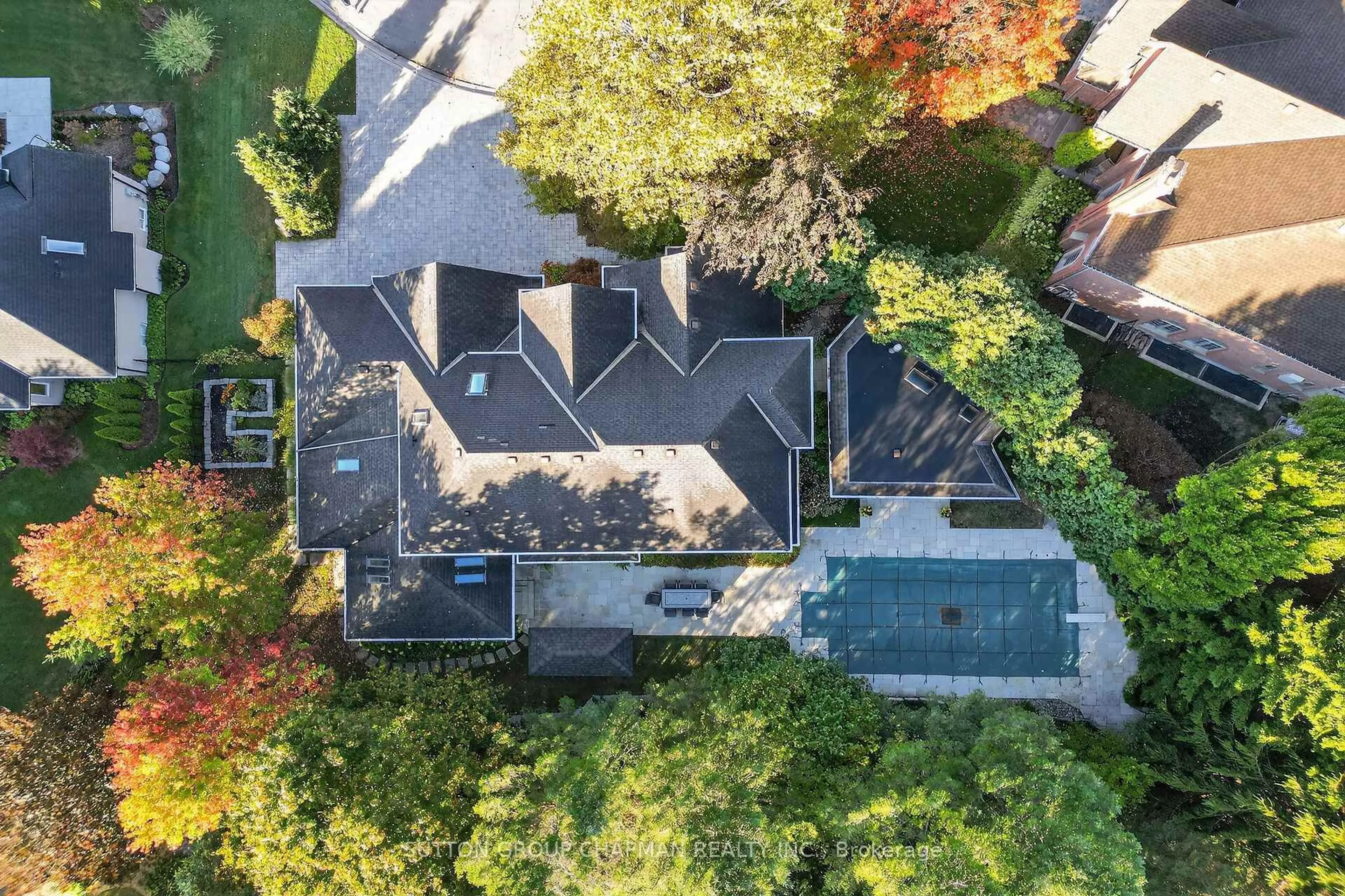A pic from outside/outdoor area/front of a property/back of a property/a pic from drone, street for 181 Hartson Crt, London North Ontario N6H 5B2