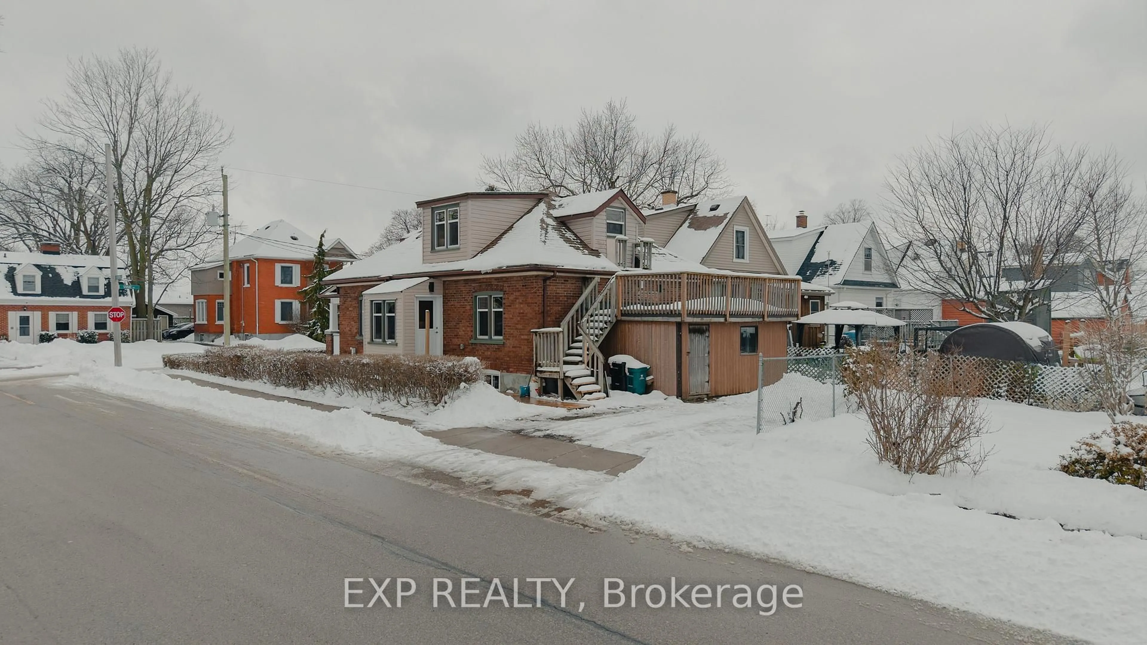 A pic from outside/outdoor area/front of a property/back of a property/a pic from drone, street for 999 Vine St, Cambridge Ontario N3H 2Z7