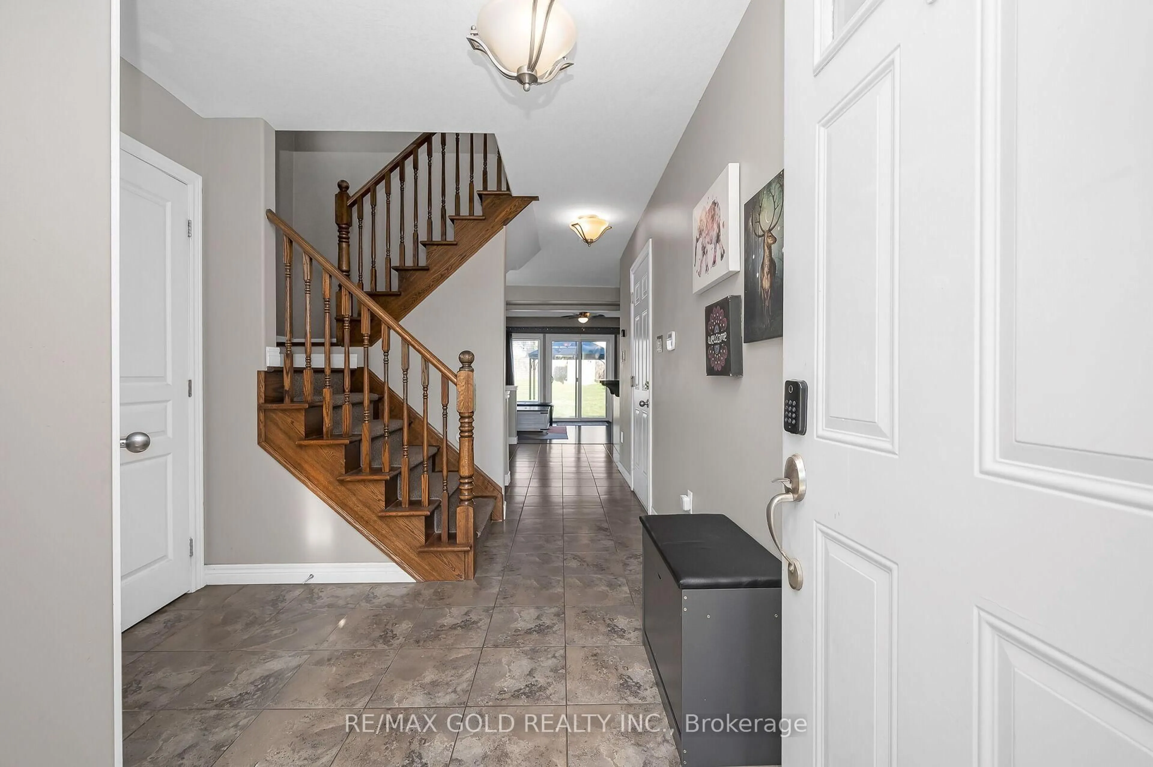 Indoor entryway for 31 DONALD BELL Dr, Hamilton Ontario L0R 1C0