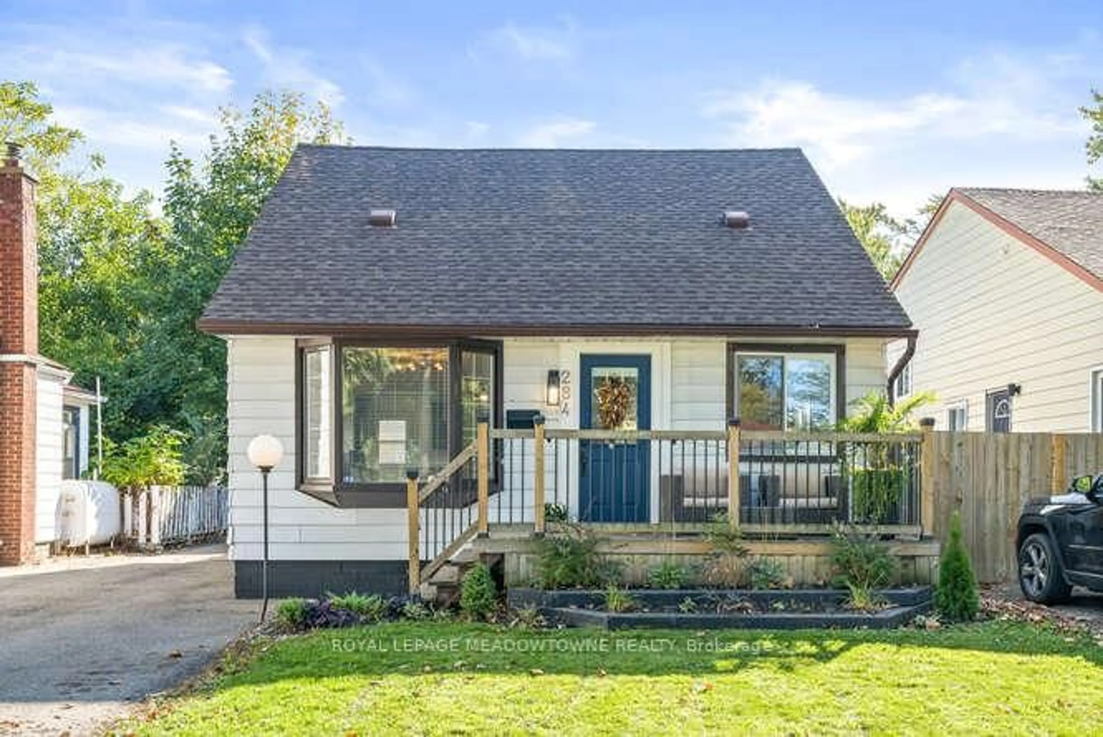 Home with vinyl exterior material, street for 284 Ivon Ave, Hamilton Ontario L8H 5T2