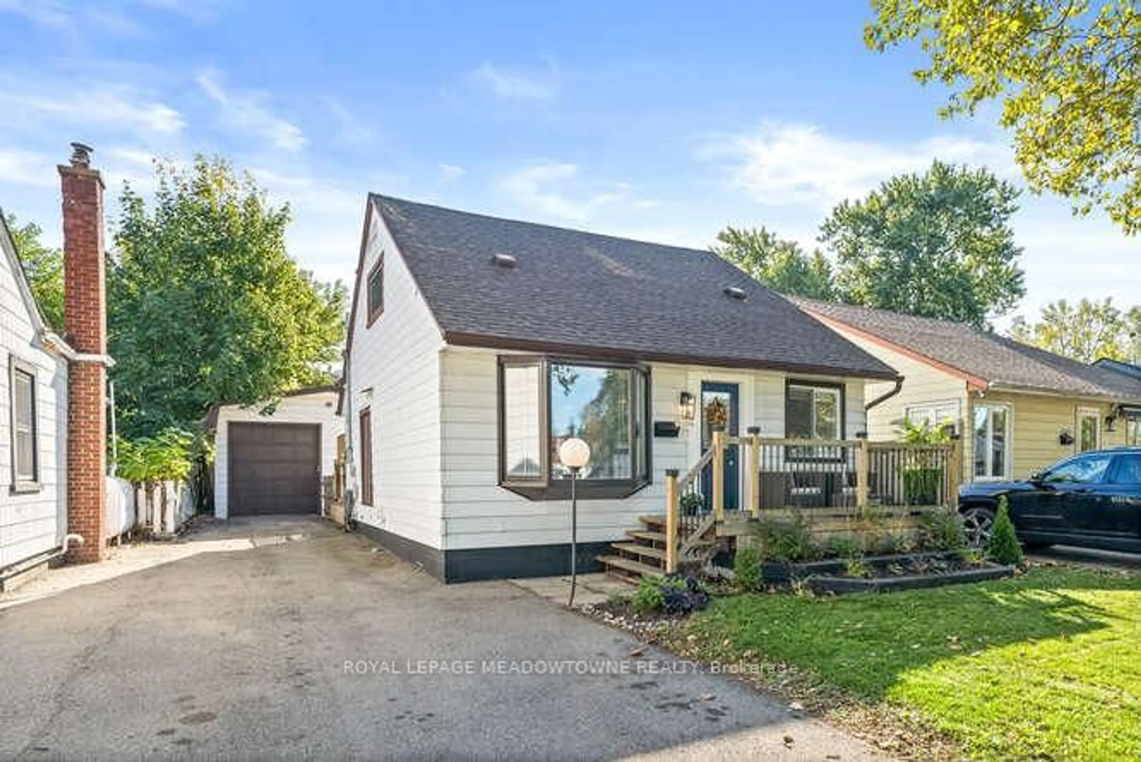 Home with vinyl exterior material, street for 284 Ivon Ave, Hamilton Ontario L8H 5T2