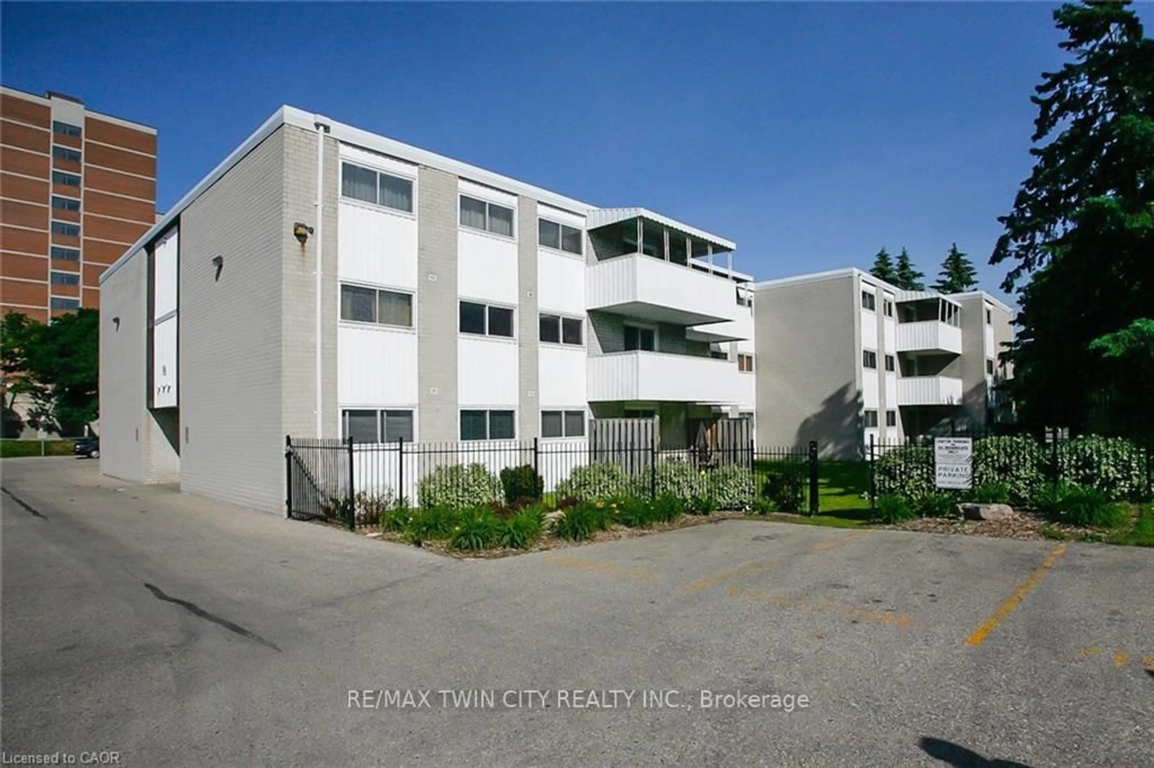 Patio, unknown for 24 Mooregate Cres #305, Kitchener Ontario N2M 2G1