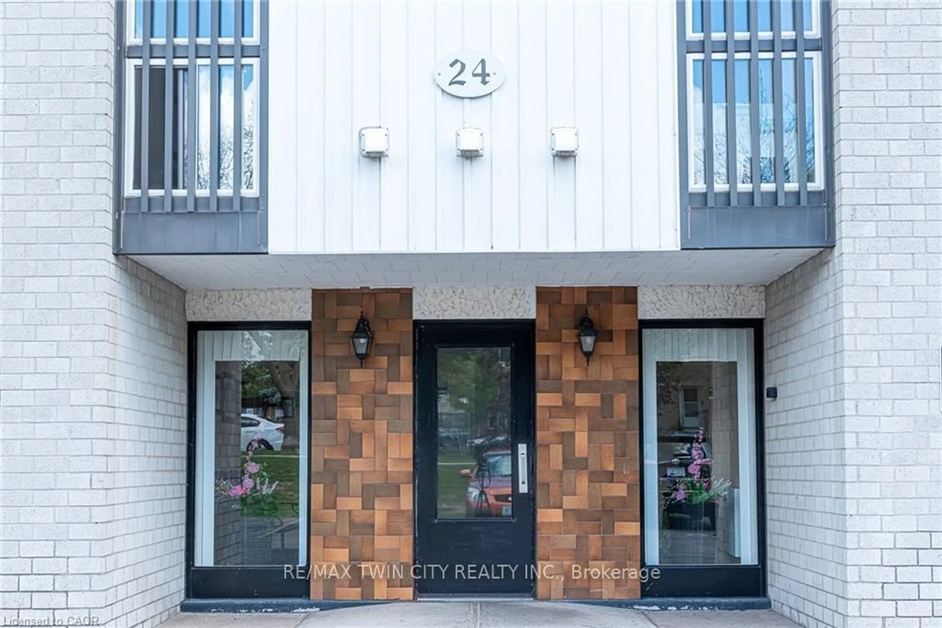 Indoor entryway for 24 Mooregate Cres #305, Kitchener Ontario N2M 2G1