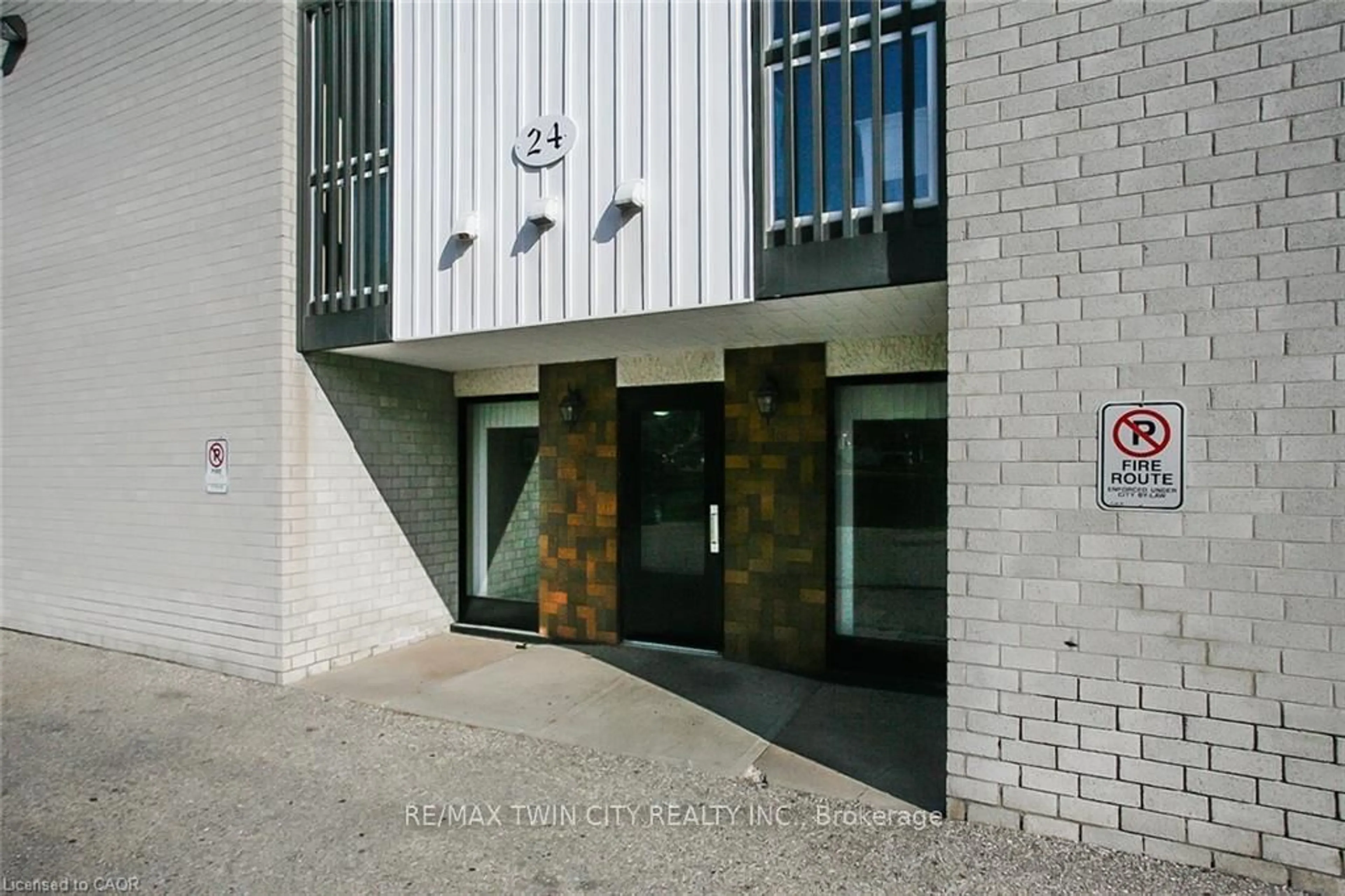 Indoor foyer for 24 Mooregate Cres #305, Kitchener Ontario N2M 2G1