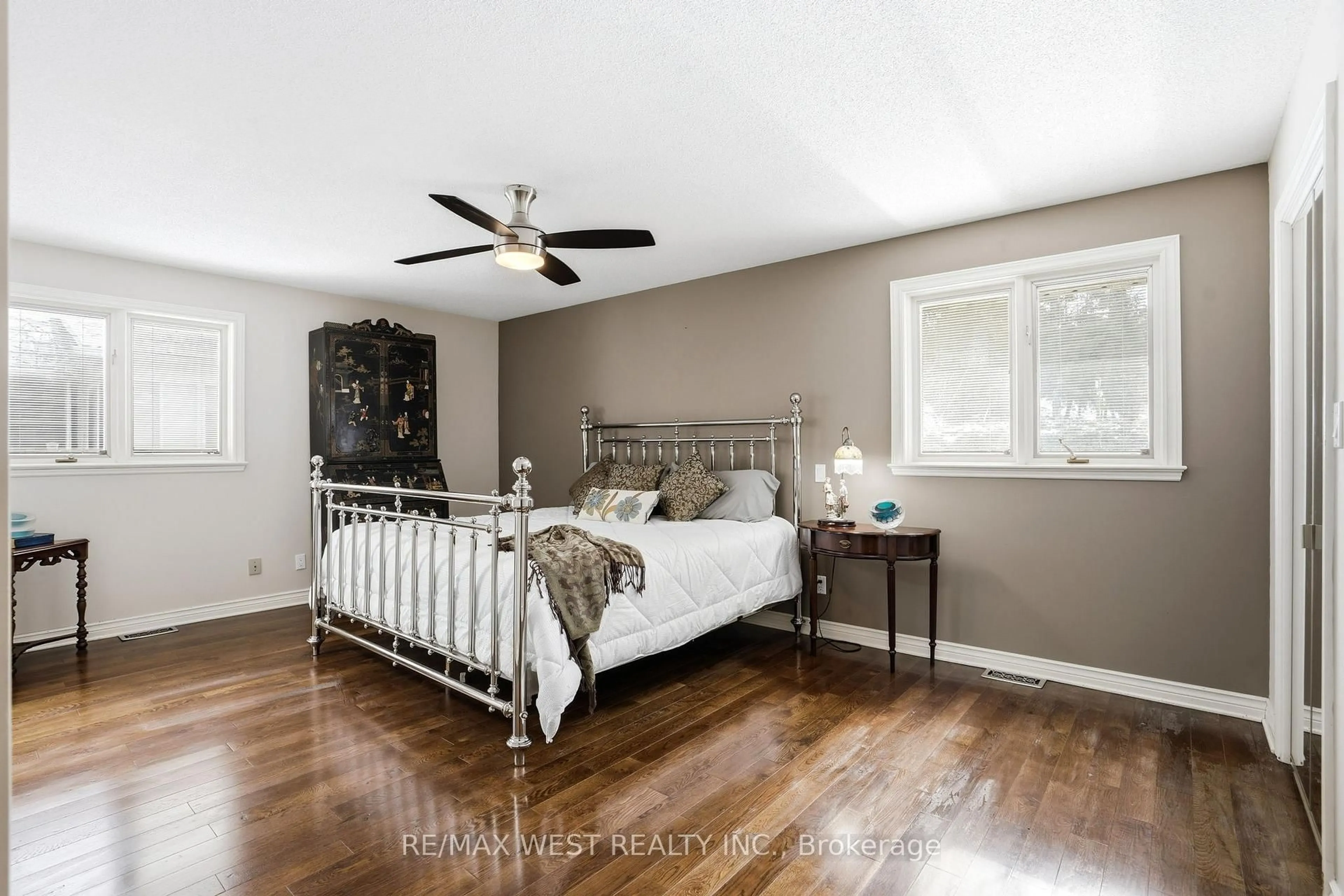 Bedroom with bed, wood/laminate floor for 3570 Rittenhouse Rd, Lincoln Ontario L0R 2C0
