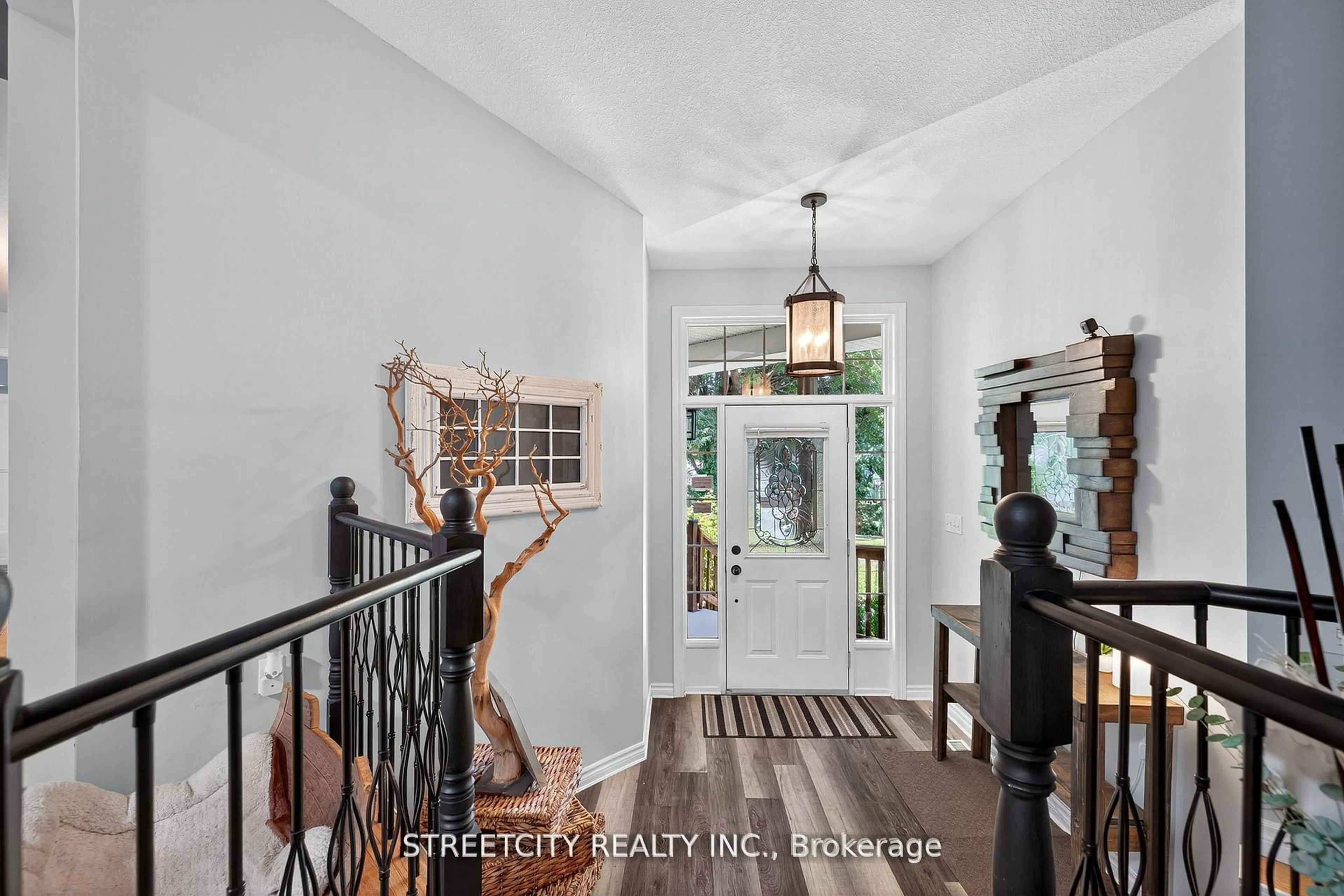 Indoor entryway for 1163 Crumlin Sdrd, London East Ontario N5V 1R6