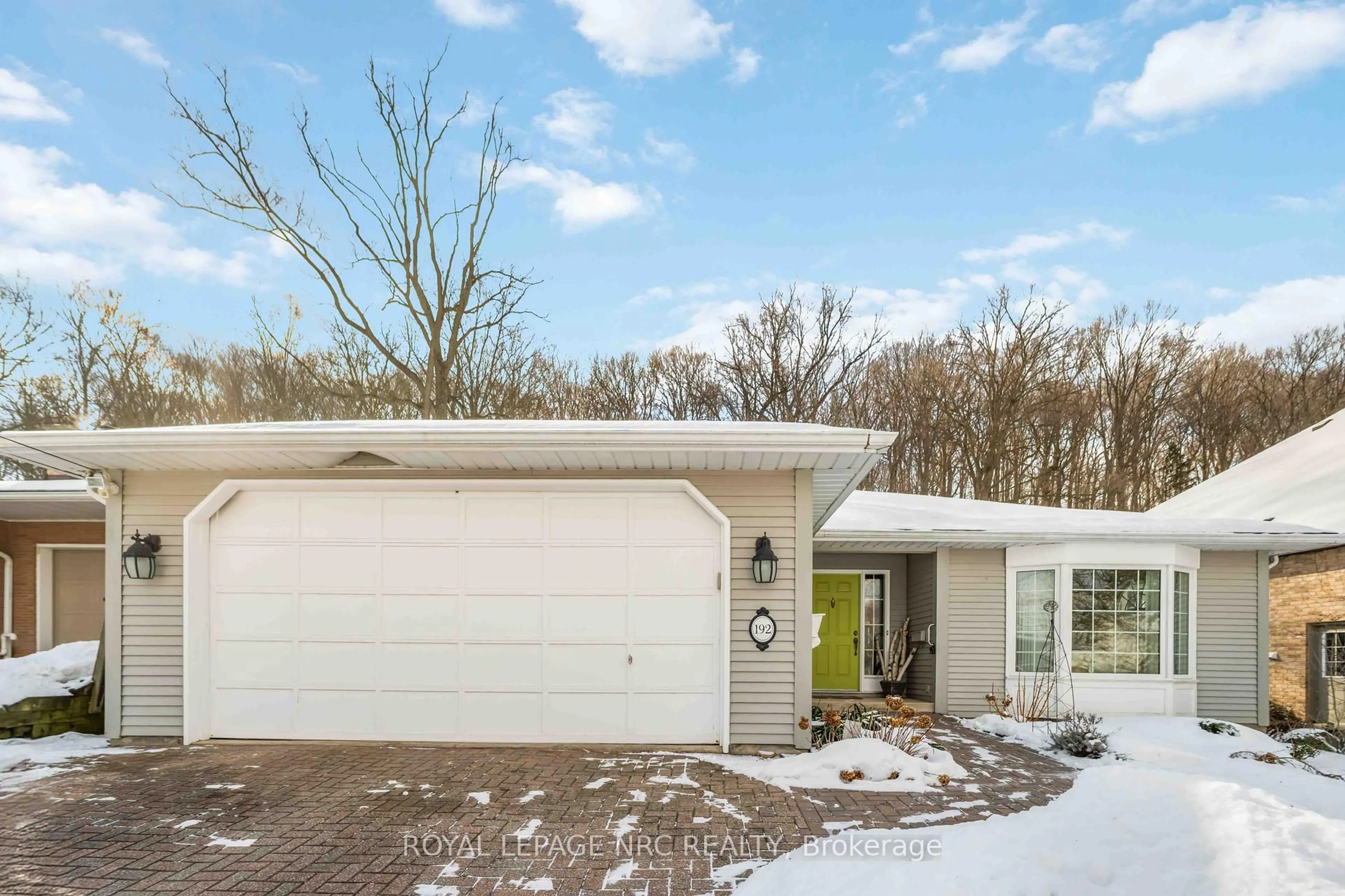 Home with vinyl exterior material, street for 192 Woodside Dr, St. Catharines Ontario L2T 1X6