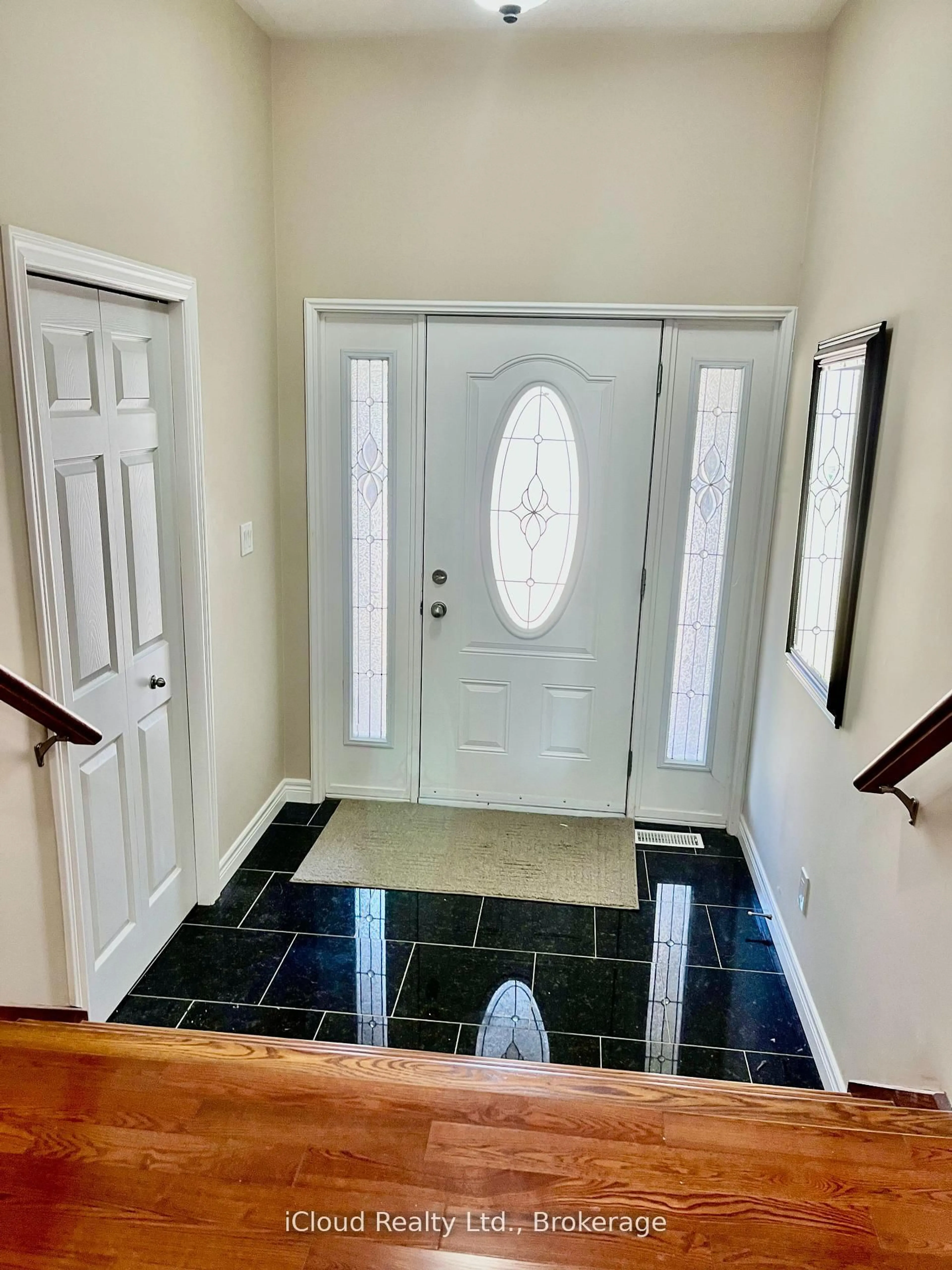 Indoor entryway for 782 Brentwood Dr, Saugeen Shores Ontario N0H 2C4