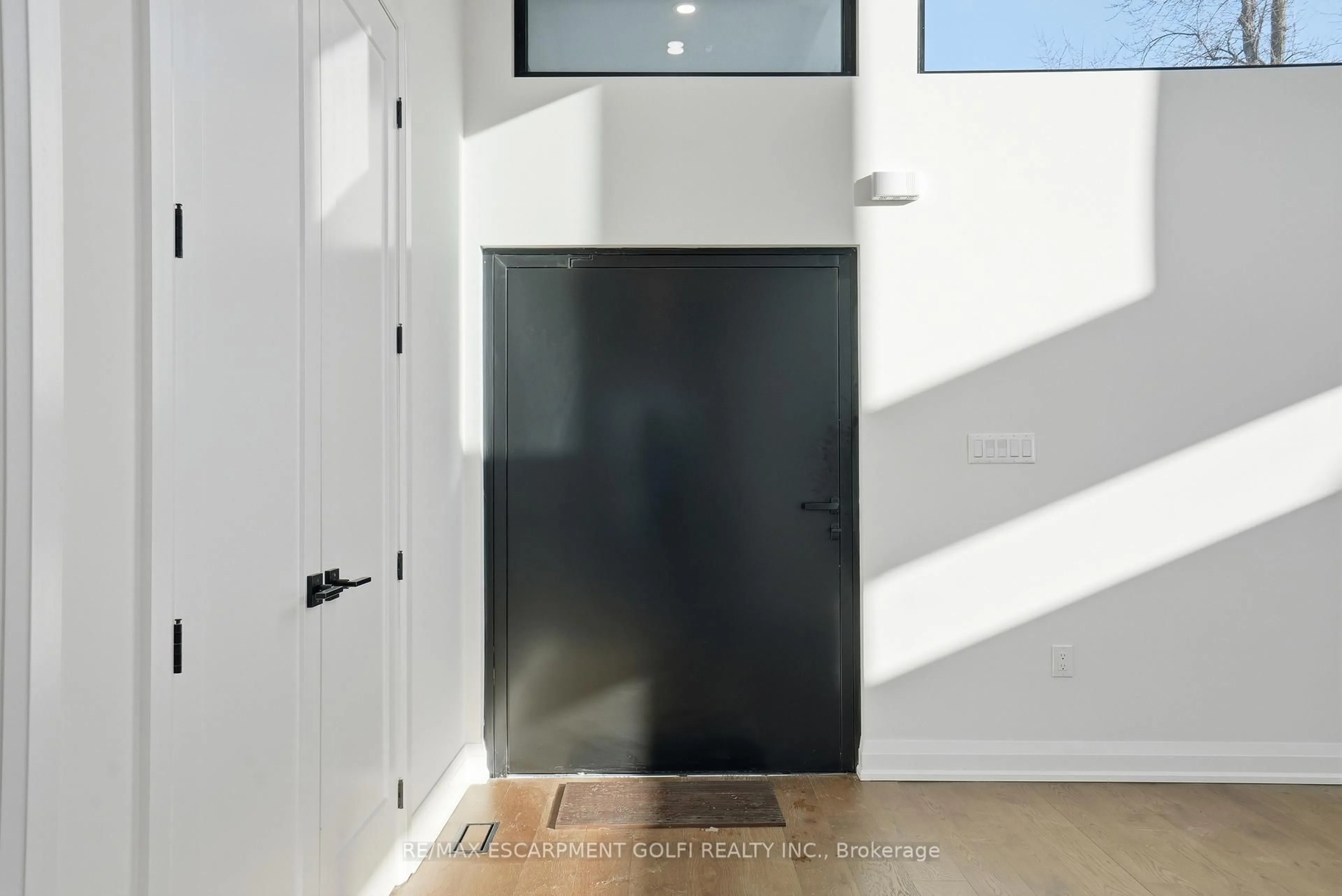 Indoor entryway for 36 Windemere Rd, Hamilton Ontario L8E 5G5