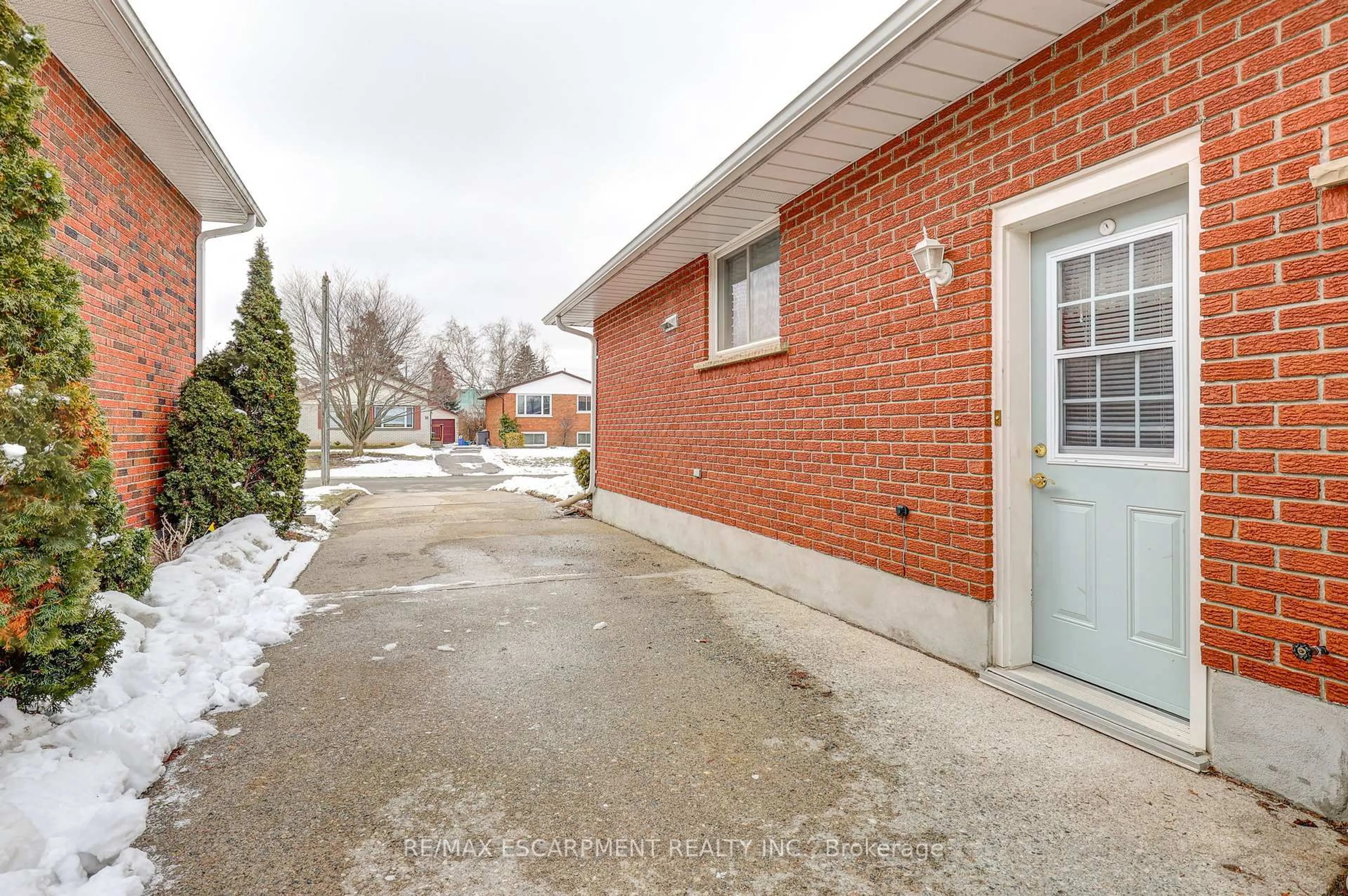 Patio, street for 13 Rosemount Cres, St. Thomas Ontario N5P 2J2