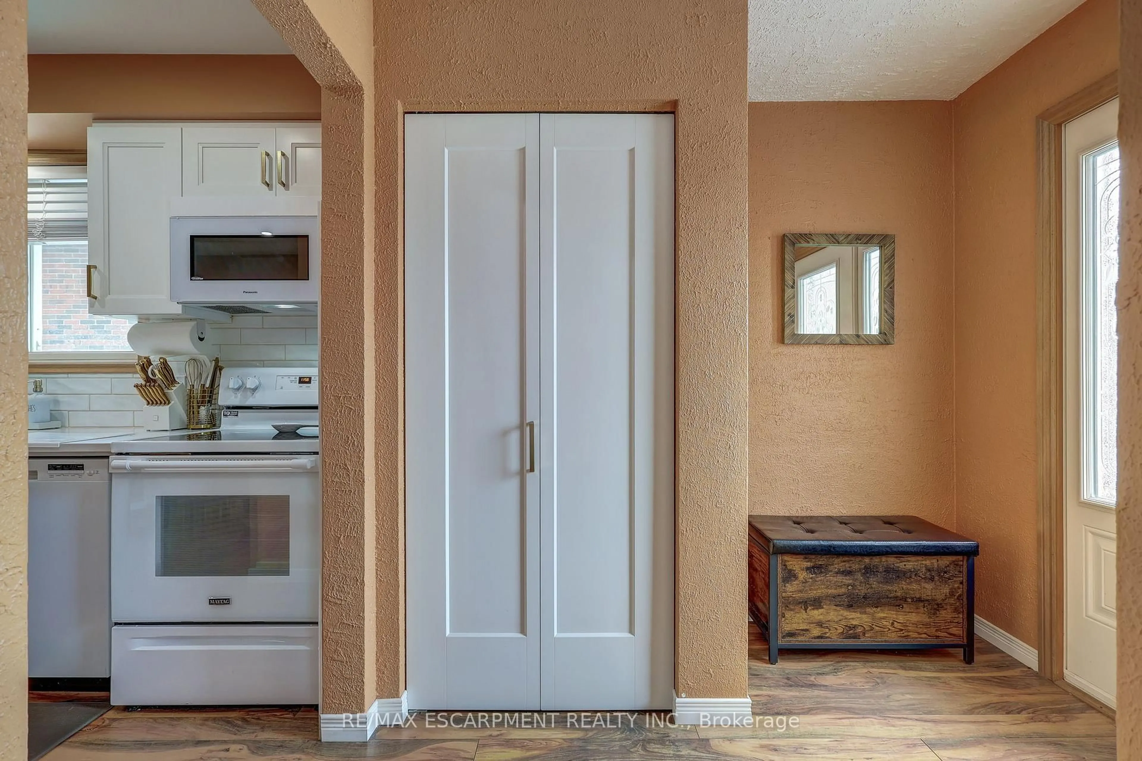 Indoor entryway for 13 Rosemount Cres, St. Thomas Ontario N5P 2J2