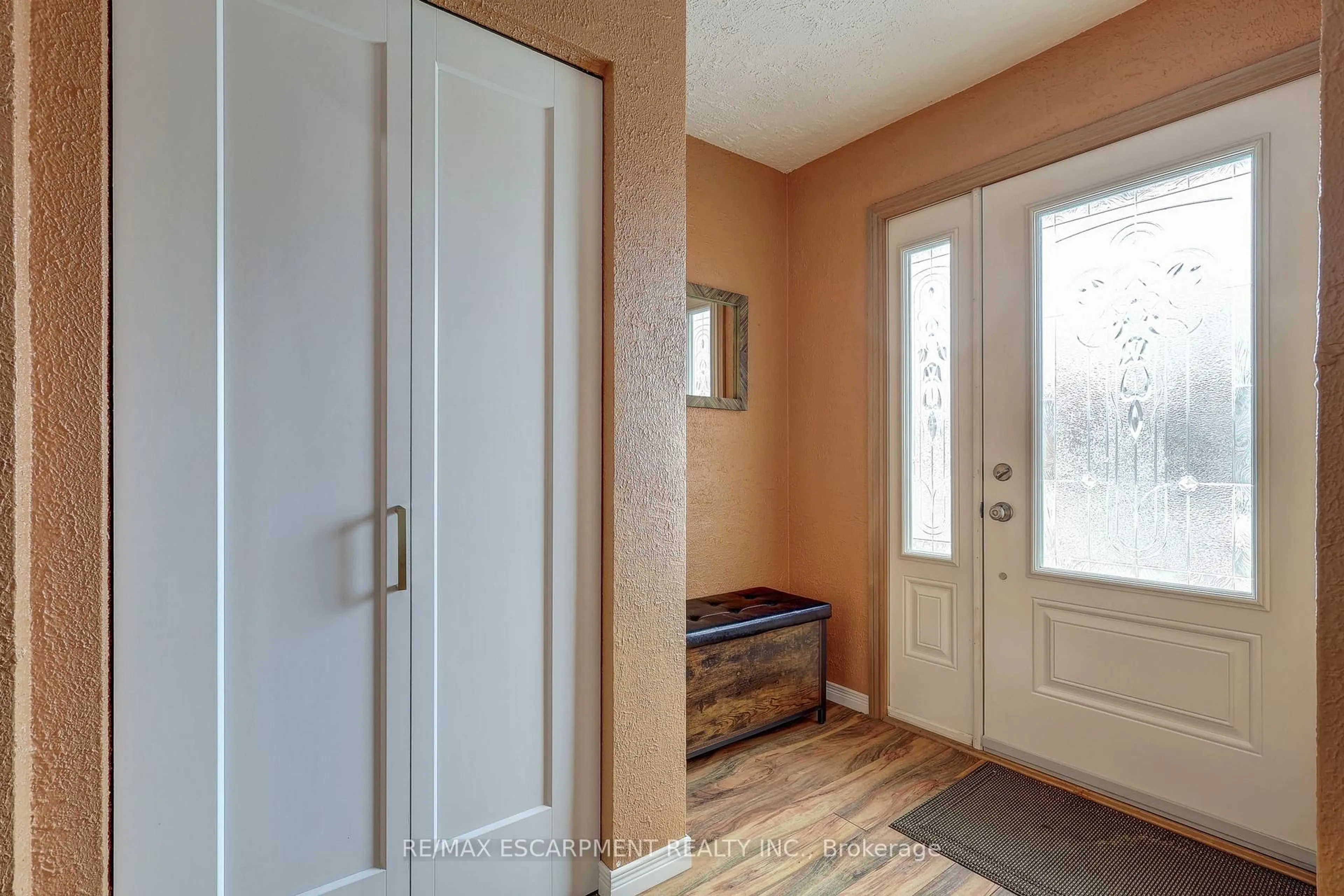 Indoor entryway for 13 Rosemount Cres, St. Thomas Ontario N5P 2J2