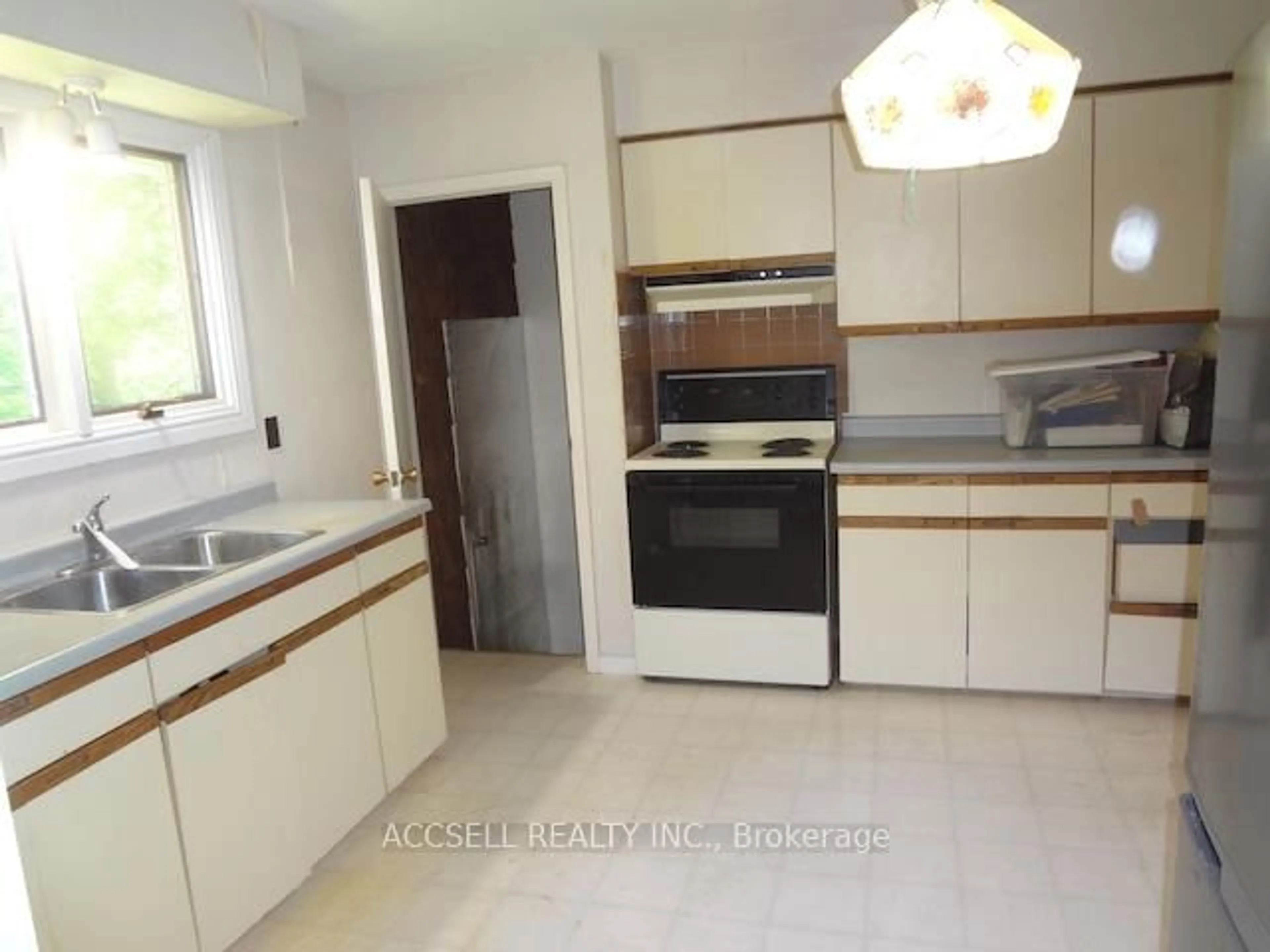Standard kitchen, unknown for 54 Sylvan Dr, North Dumfries Ontario N1R 5S5
