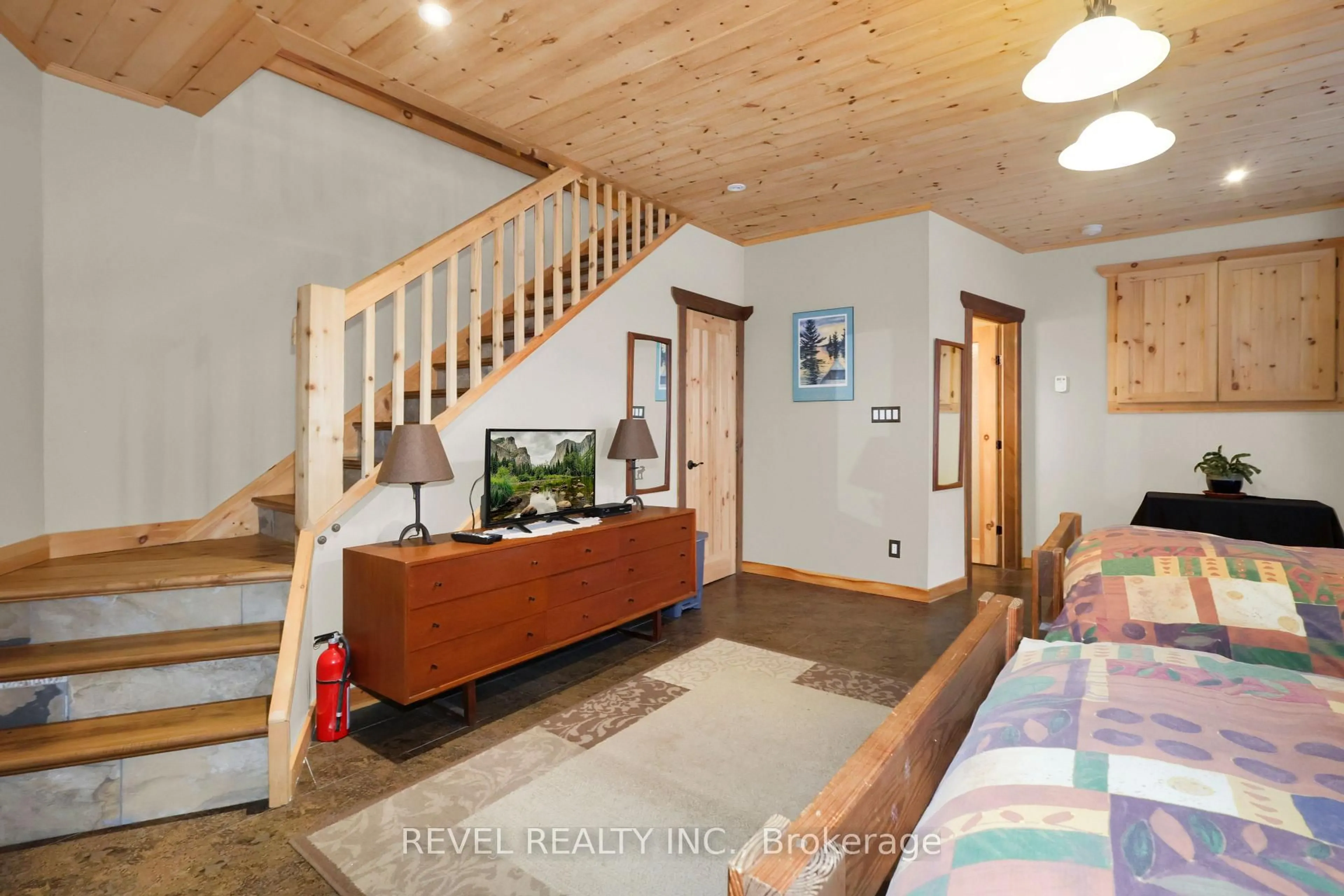 Indoor foyer for 28 Beaver Pond Rd, Elliot Lake Ontario P5A 2J7