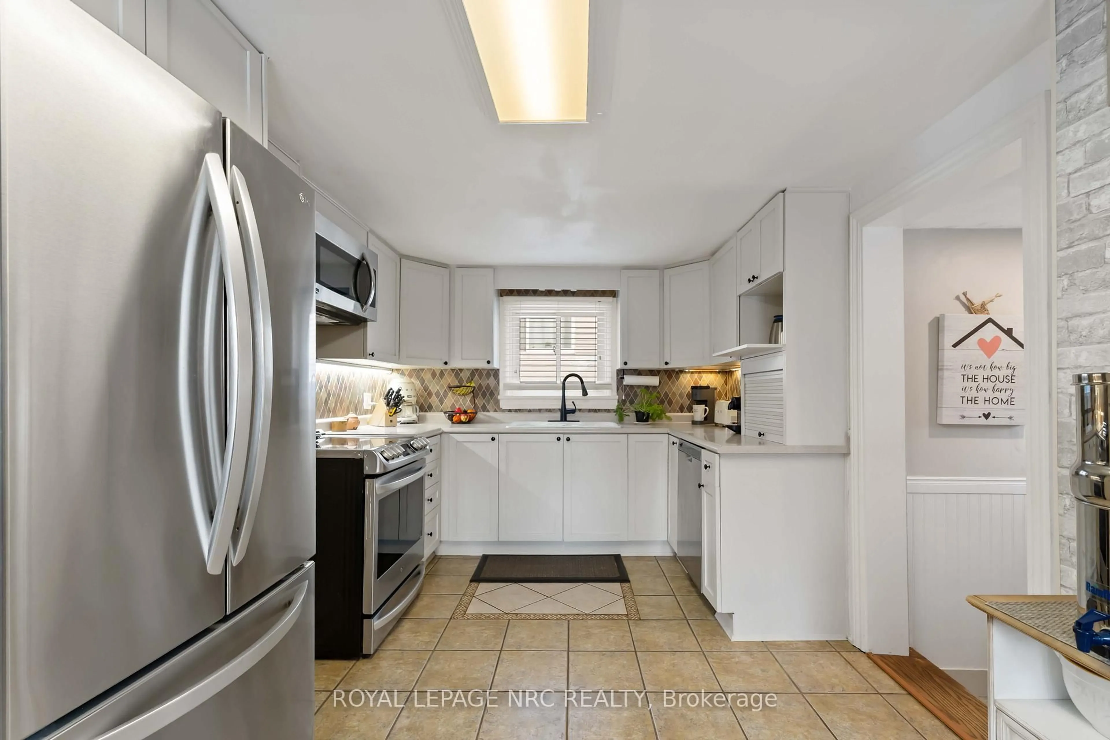 Standard kitchen, ceramic/tile floor for 1359 Pelham St, Pelham Ontario L0S 1E0