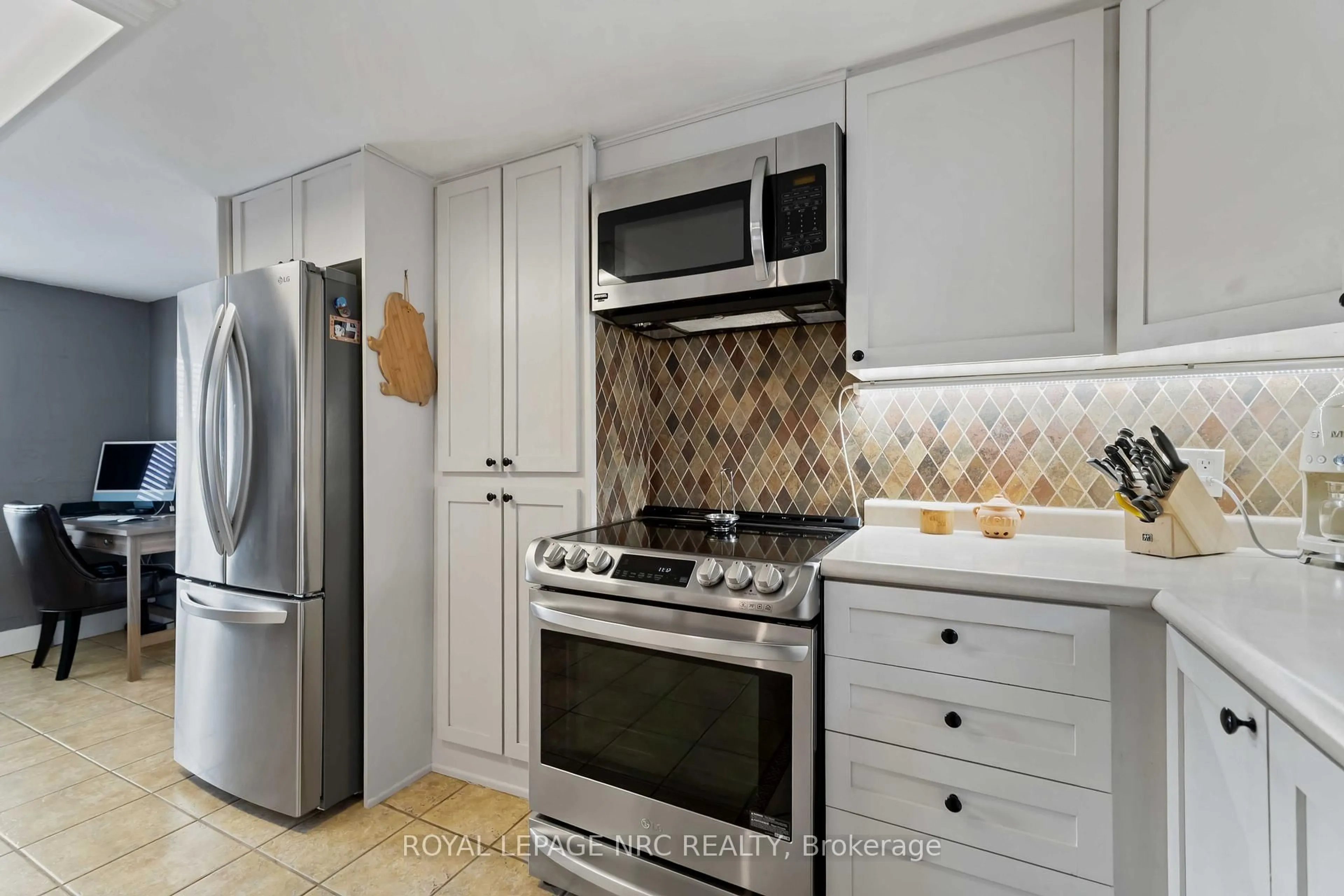 Standard kitchen, ceramic/tile floor for 1359 Pelham St, Pelham Ontario L0S 1E0
