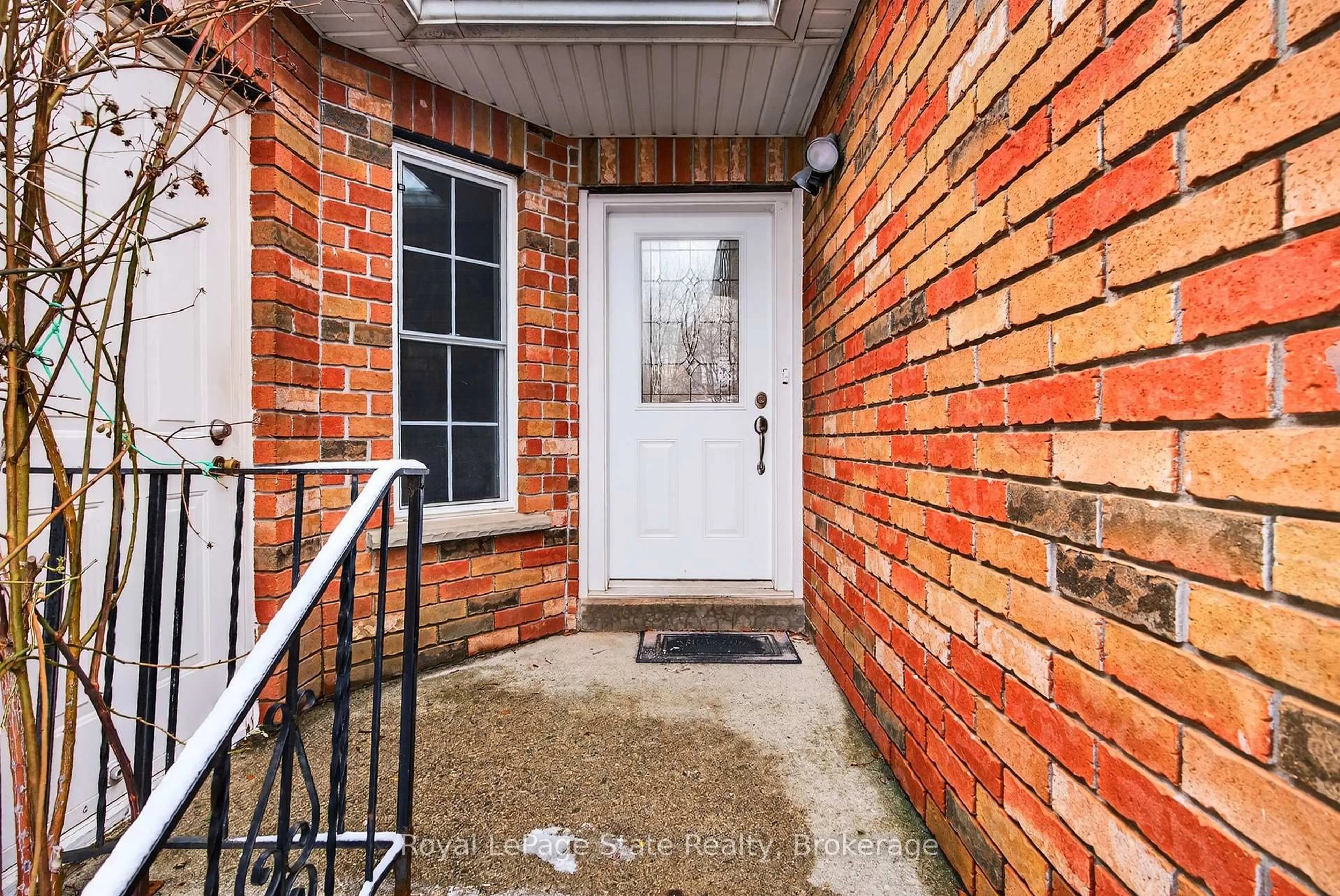 Indoor entryway for 2 Evergreen Crt, Brantford Ontario N3T 6J5