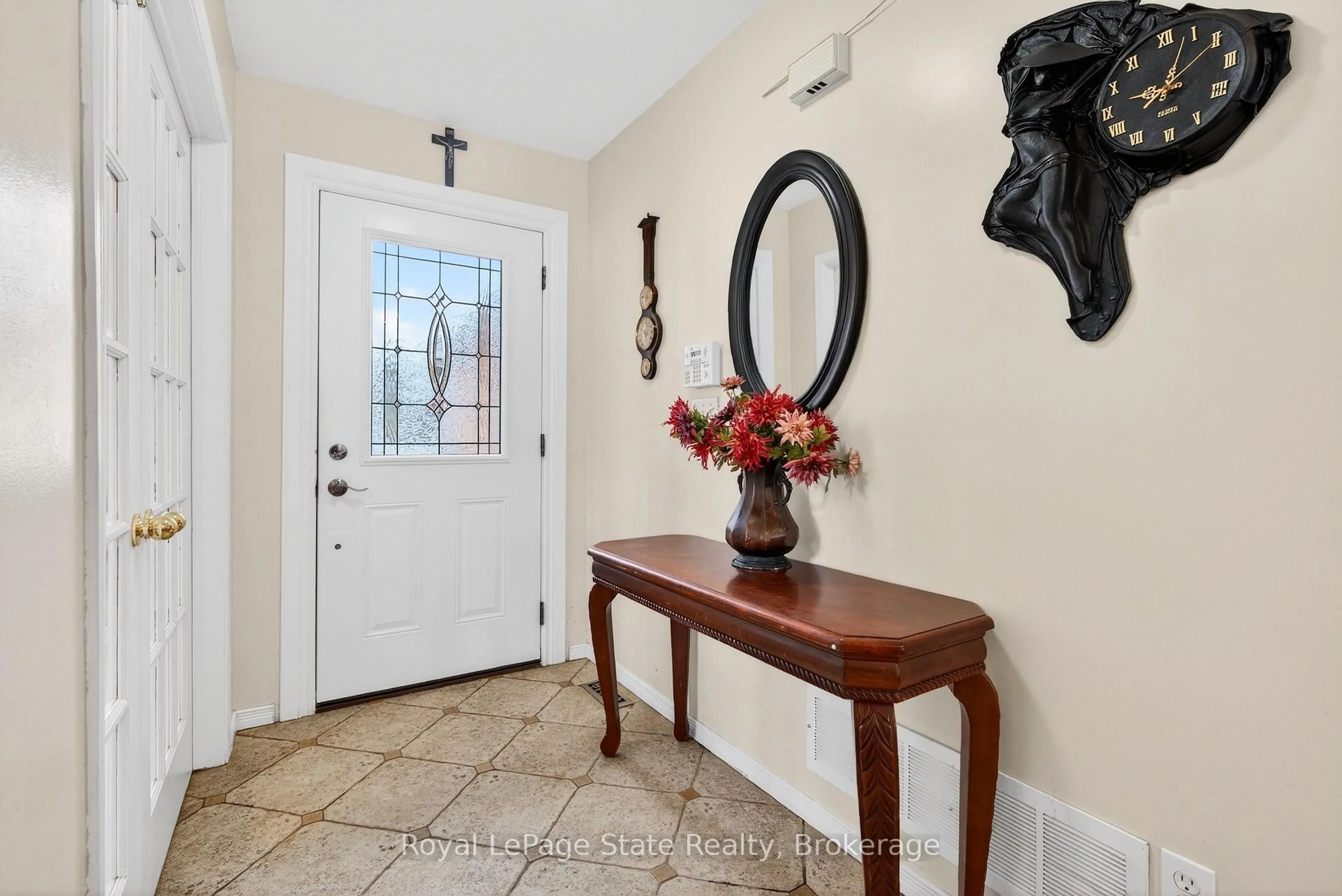 Indoor entryway for 2 Evergreen Crt, Brantford Ontario N3T 6J5