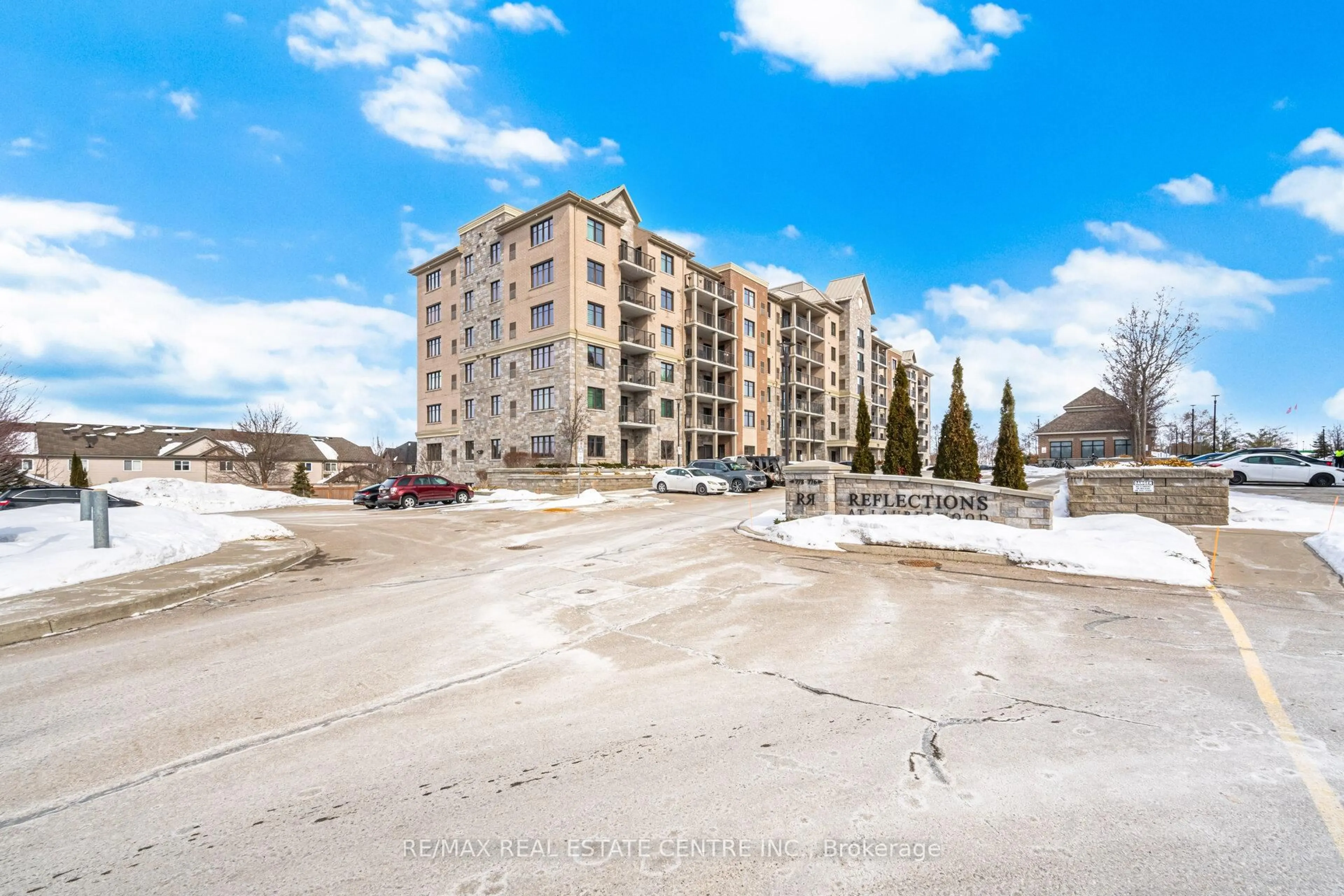 A pic from outside/outdoor area/front of a property/back of a property/a pic from drone, unknown for 778 Laurelwood Dr #114, Waterloo Ontario N2V 0G3