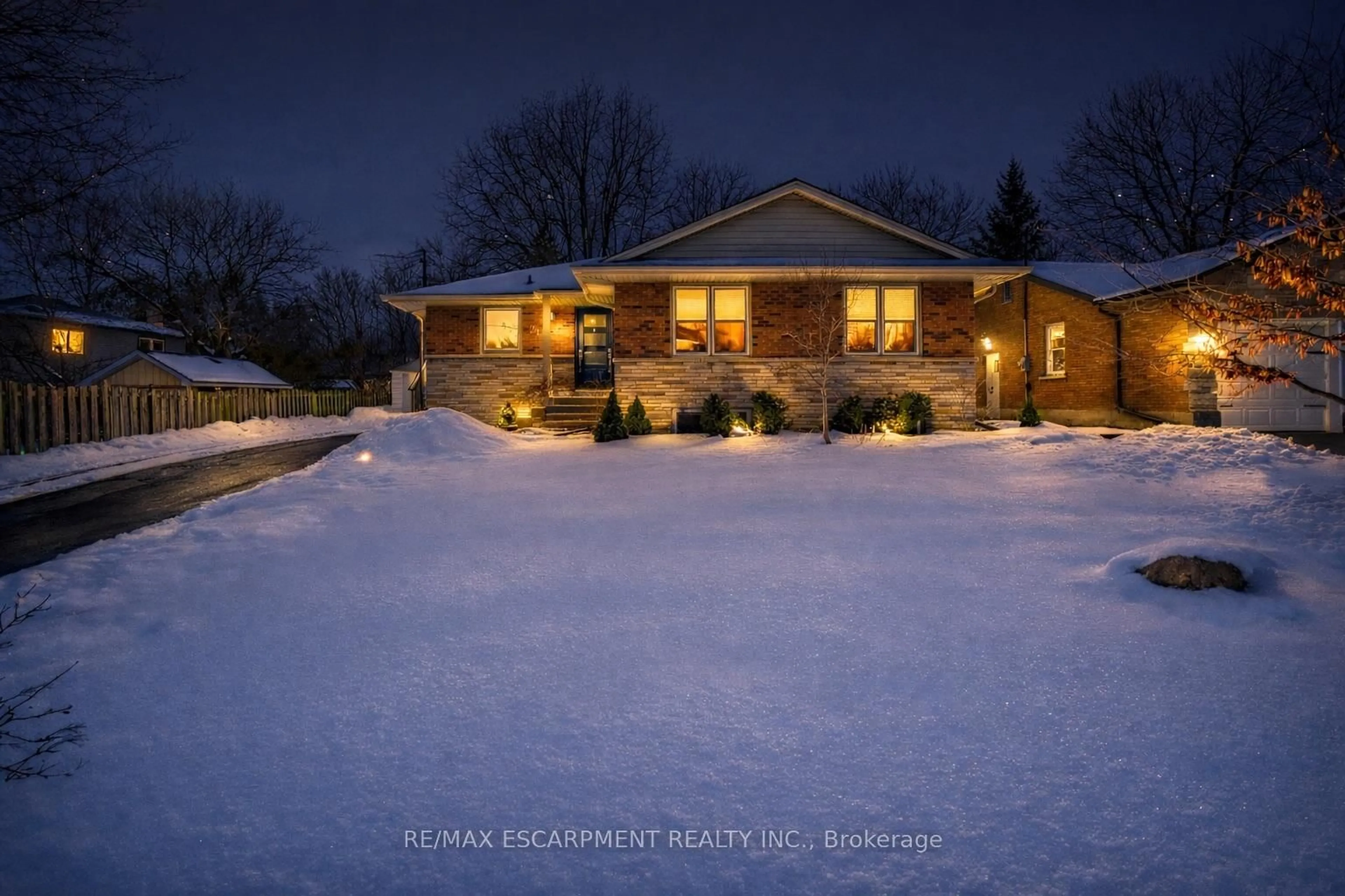 A pic from outside/outdoor area/front of a property/back of a property/a pic from drone, unknown for 21 Victoria St, Hamilton Ontario L0R 2H0